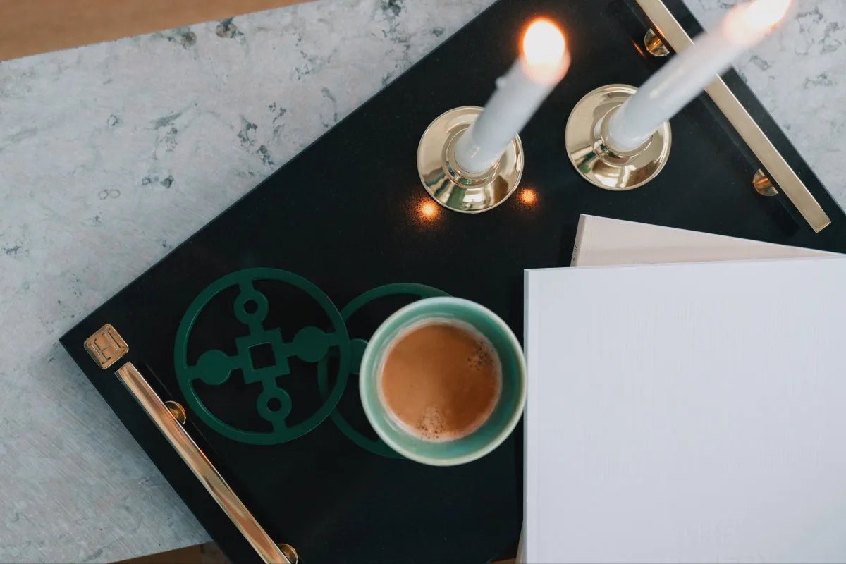 Bougeoir bas Basso, Laiton solide Hilke Collection