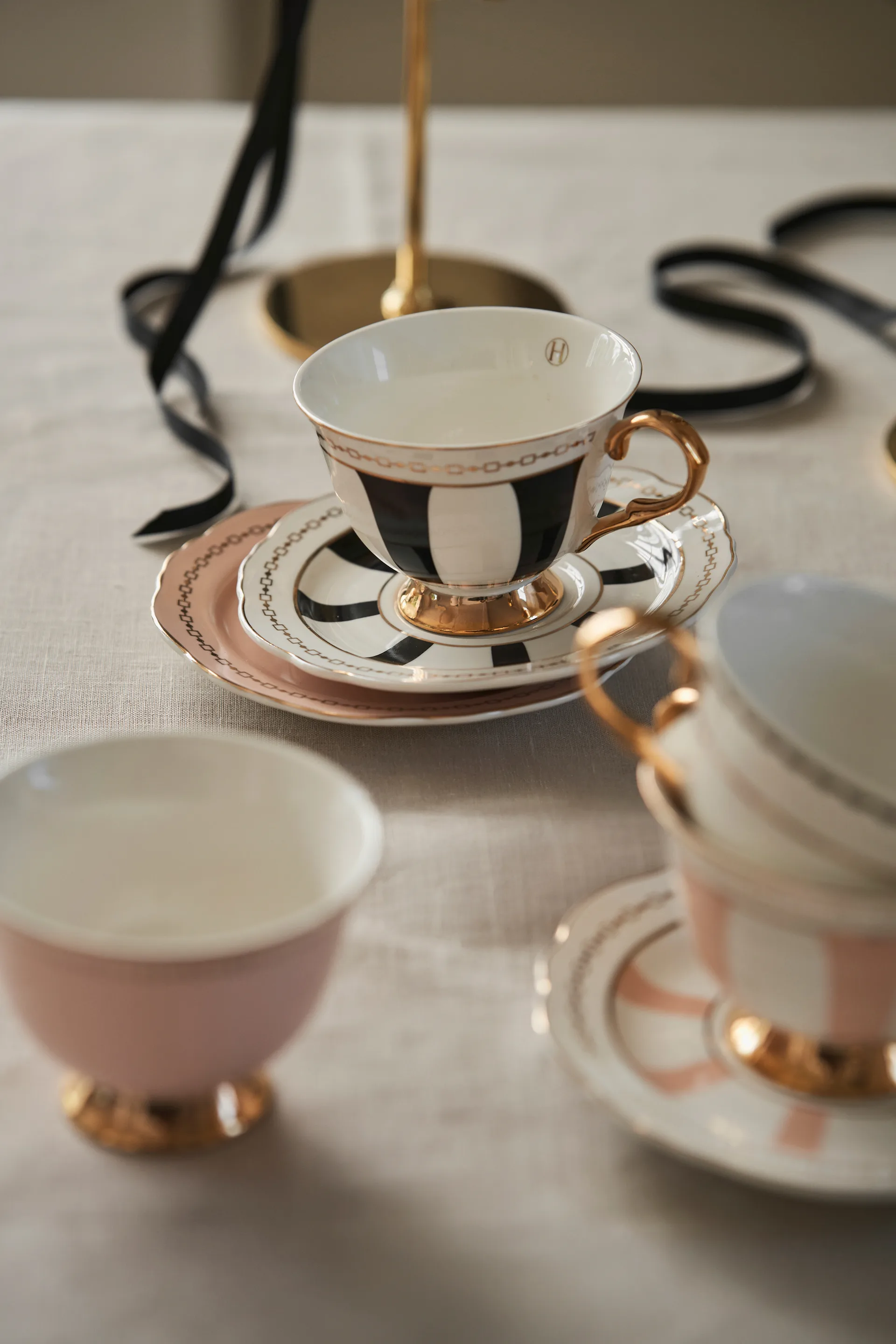 Tasse avec soucoupe Strisce Nero, 22 cl Hilke Collection