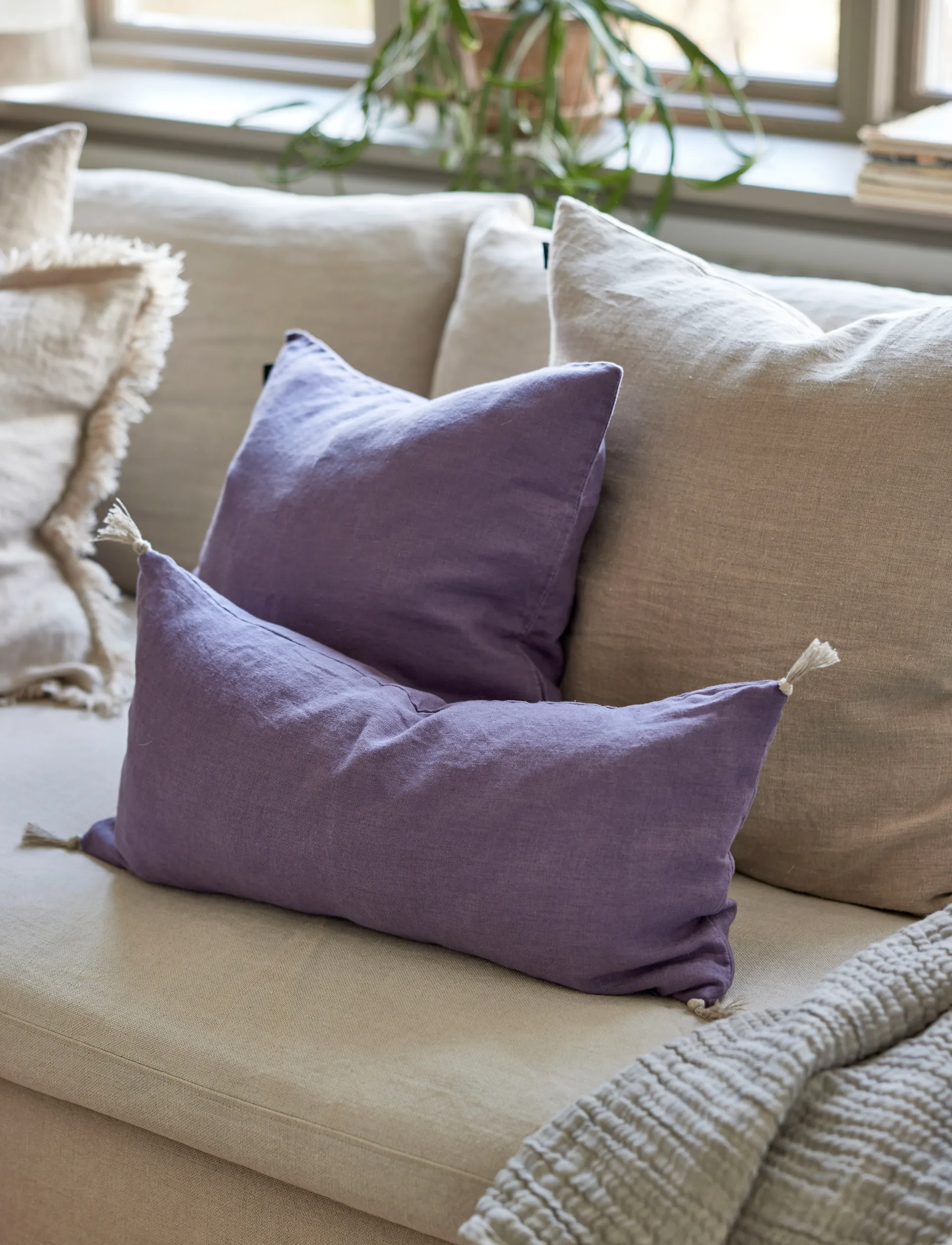 Housse de coussin Sunshine à pompon 30x60 cm, Lavender Himla