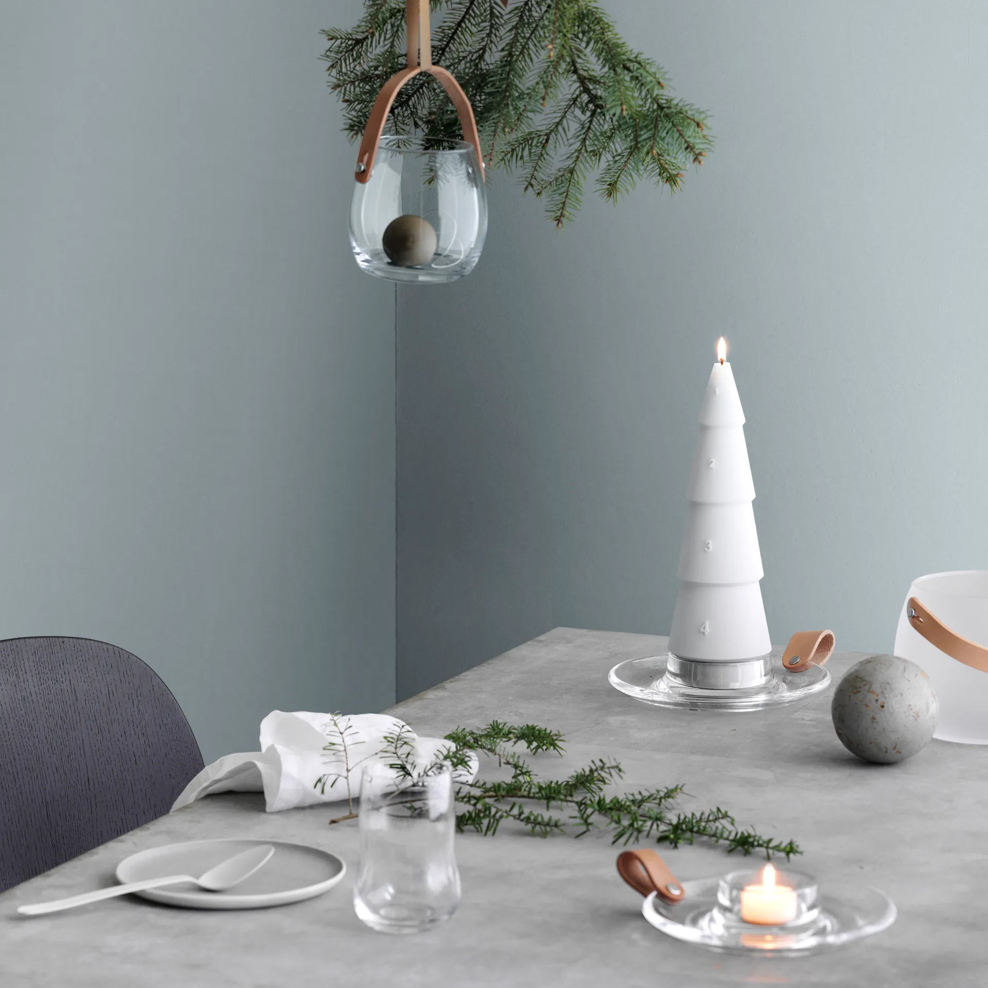 Bougeoir design en verre et cuir, 17 cm Holmegaard