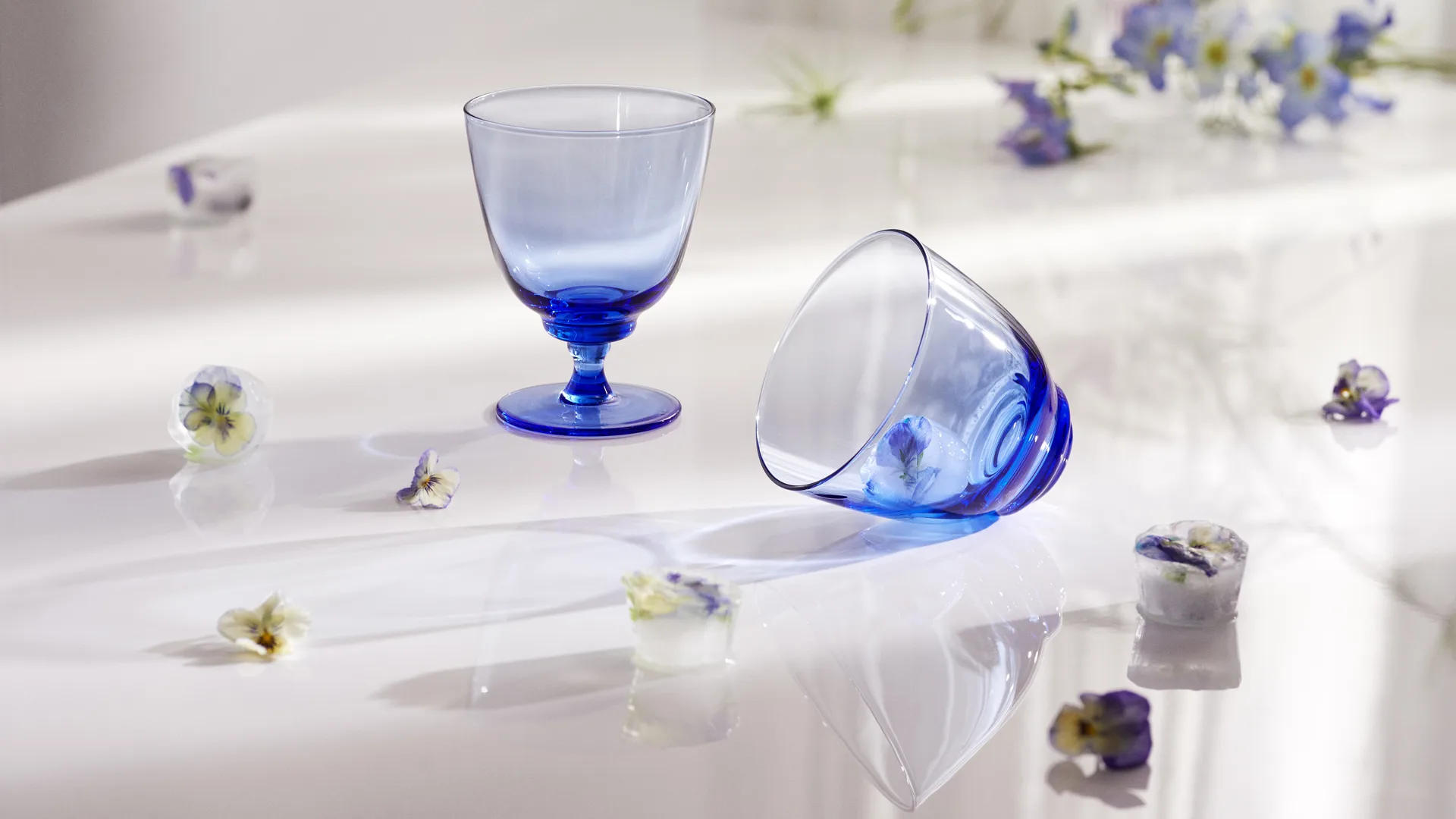 Verre à eau Flow 35 cl, Bleu foncé Holmegaard