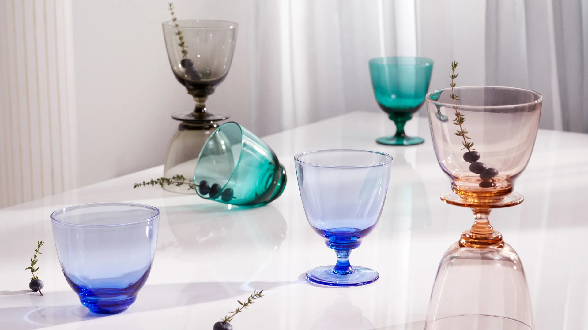 Verre sur pied Flow 35 cl, Bleu foncé Holmegaard