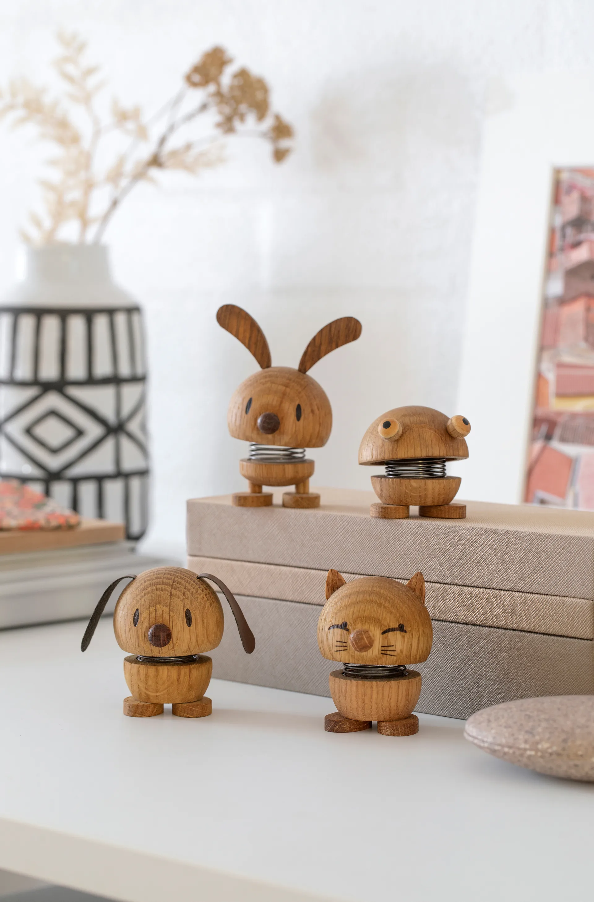 Figurine Hoptimist Dog S, Oak Hoptimist