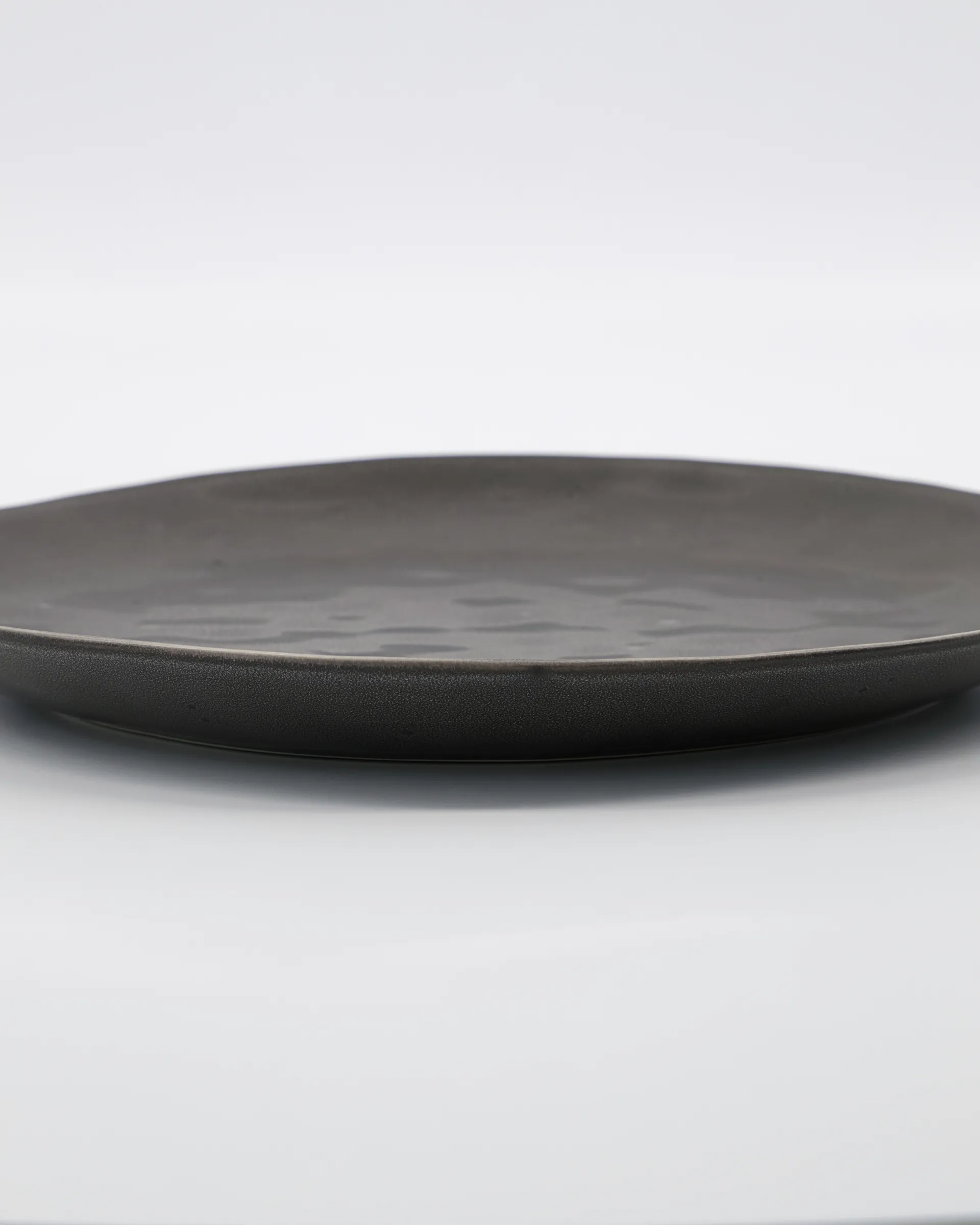 Assiette Rustic Ø27,5 cm, Gris foncé House Doctor