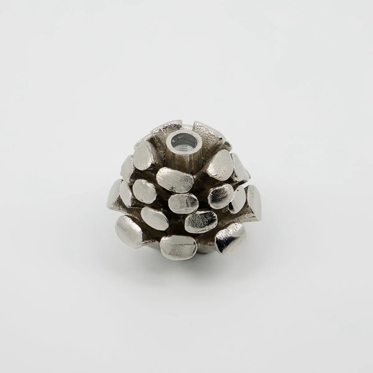Bougeoir Pine Cone Ø7,5 cm, Argent antique House Doctor