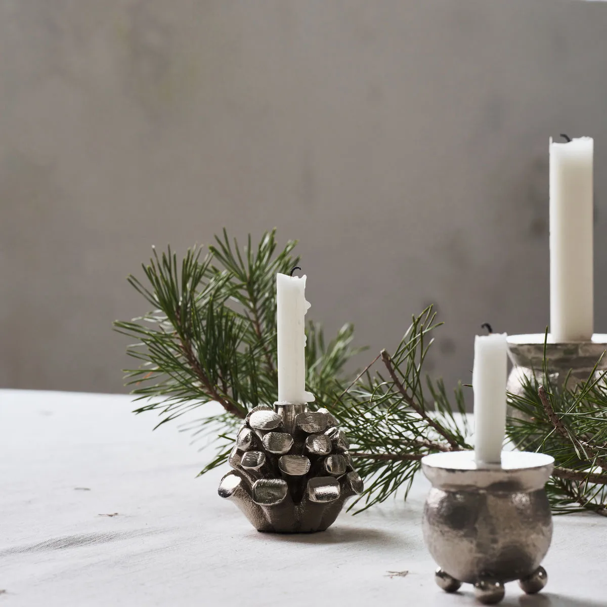Bougeoir Pine Cone Ø7,5 cm, Argent antique House Doctor