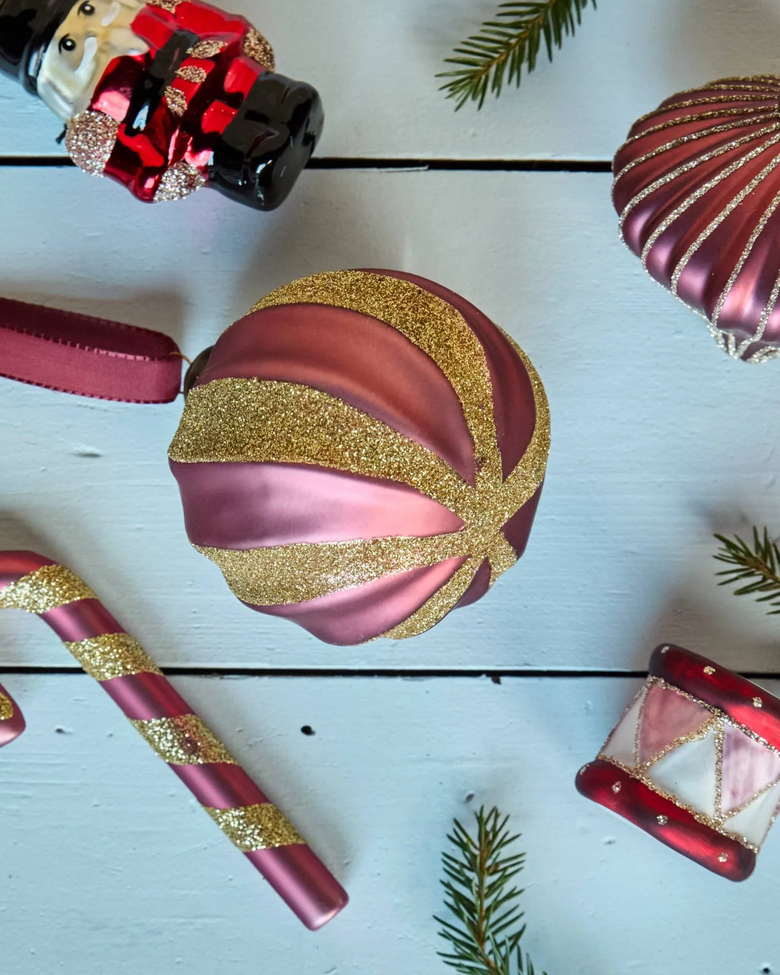 Boule de Noël Swirl lot de 4, Rouge poussiéreux-or House Doctor