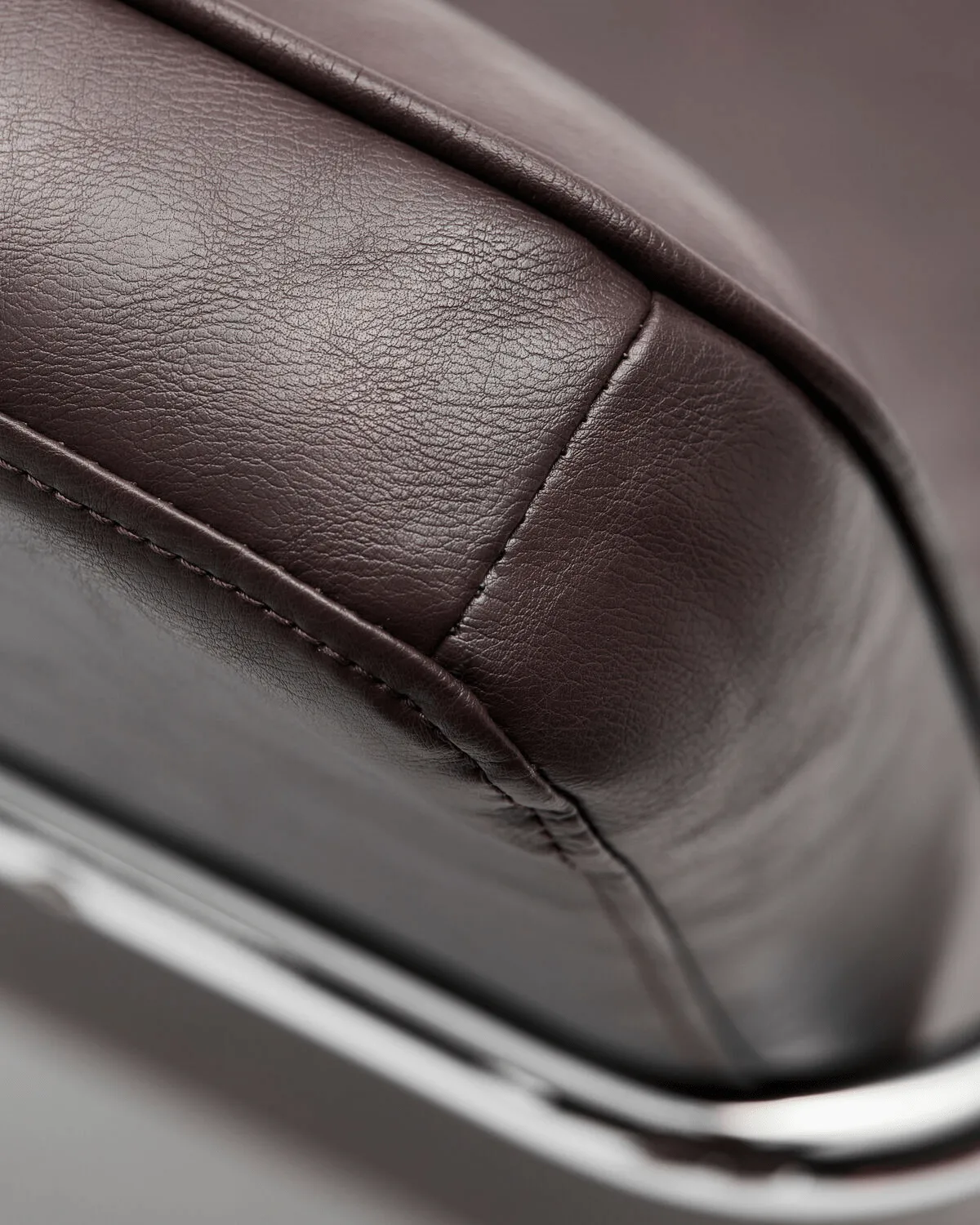 Fauteuil lounge Comma, Mûre, chrome House Doctor