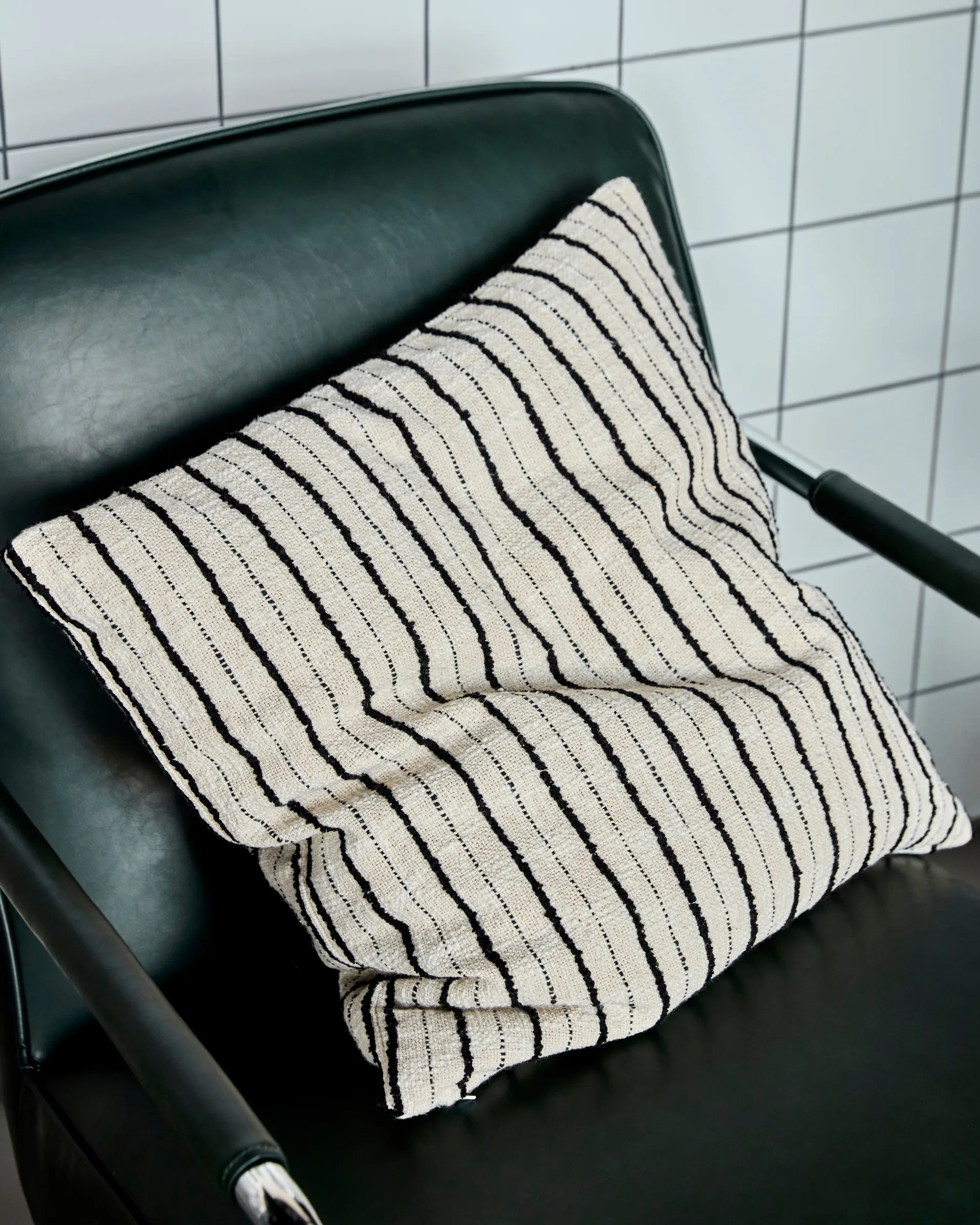 Housse de coussin Lines 50x50 cm, Noir-off-white House Doctor