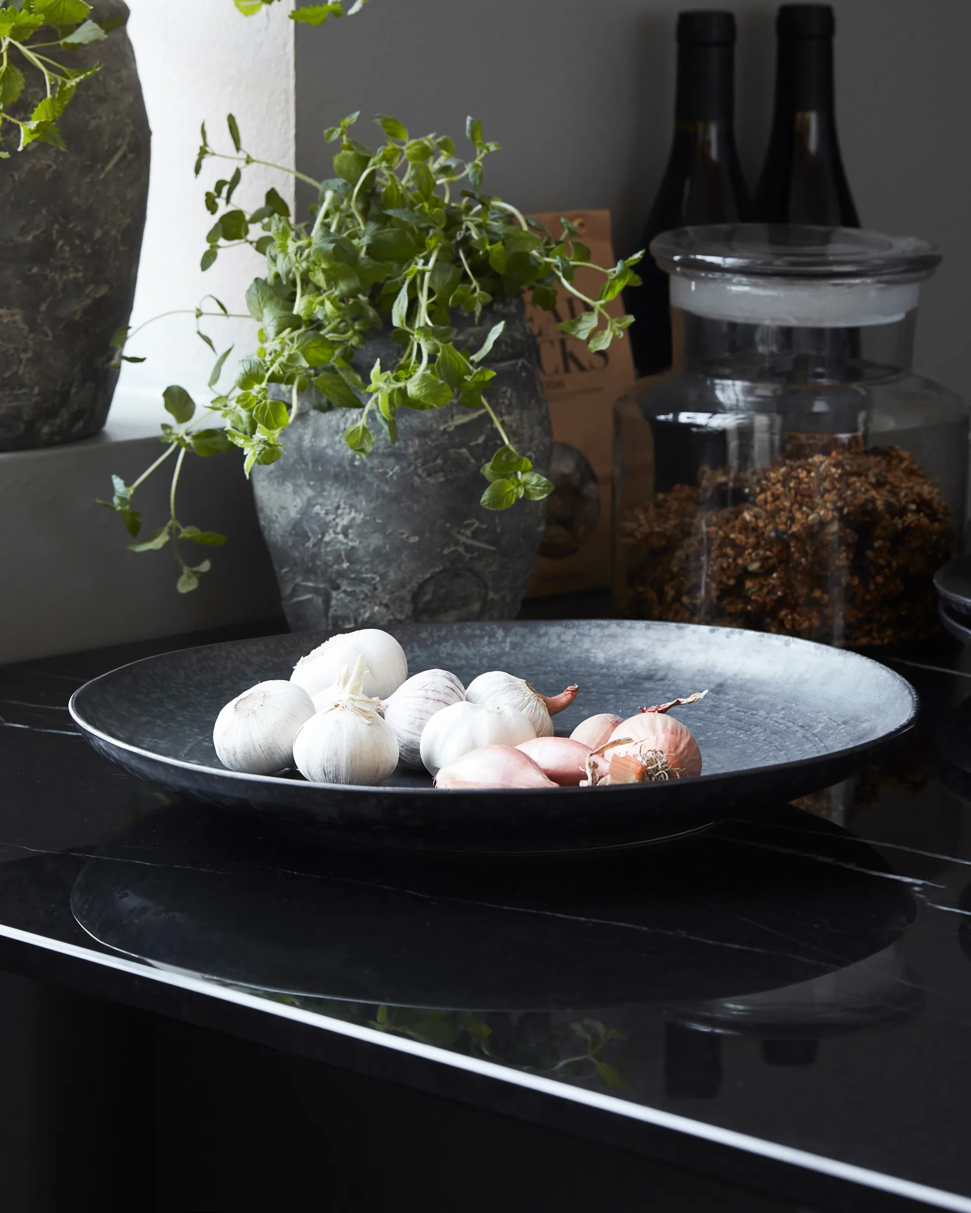 Plat à service Pion Ø36 cm, Noir-marron House Doctor