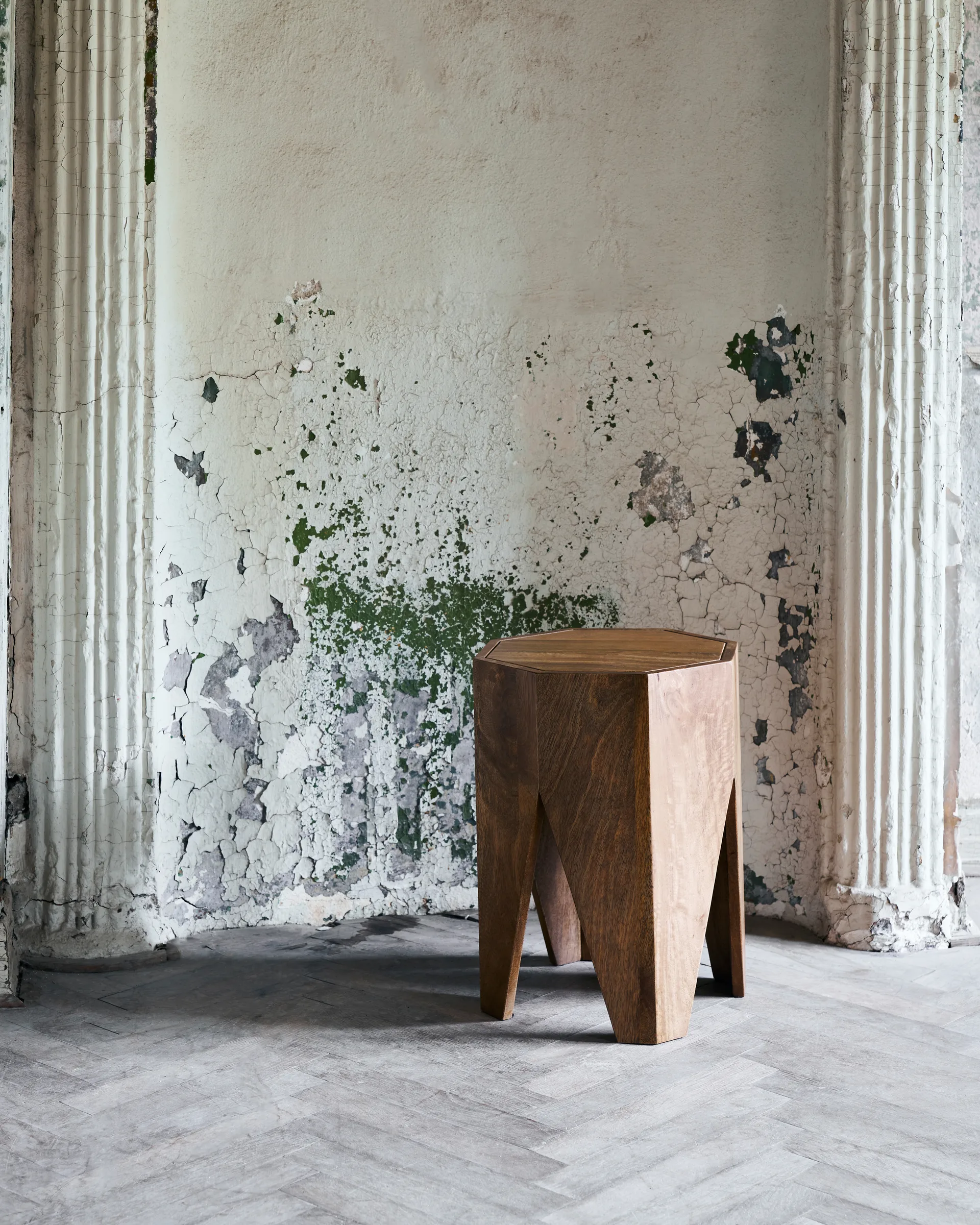 Tabouret Okta 33x45 cm, Bois de manguier House Doctor