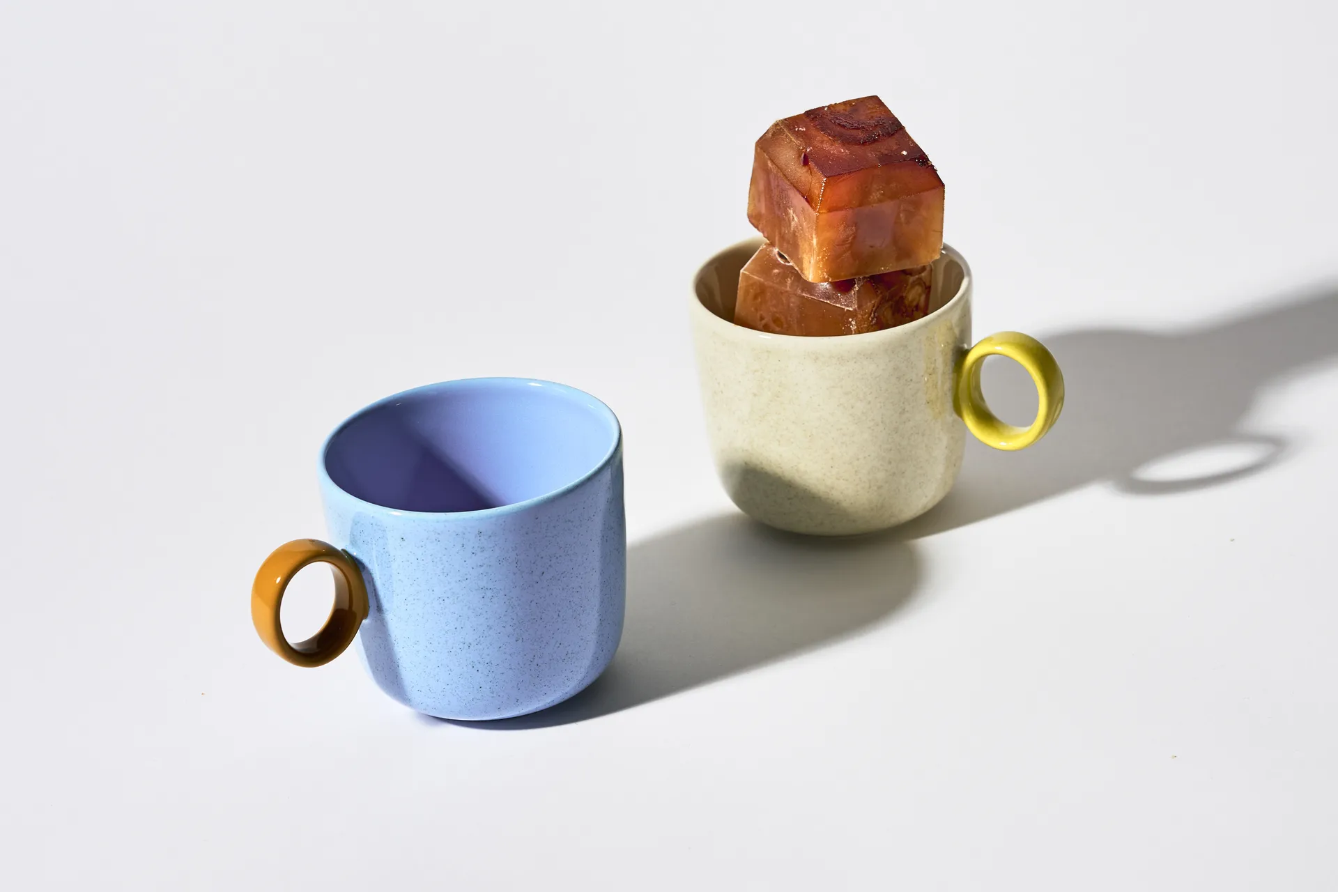 Mug à pois Play 35 cl, Bleu-ombre Iittala