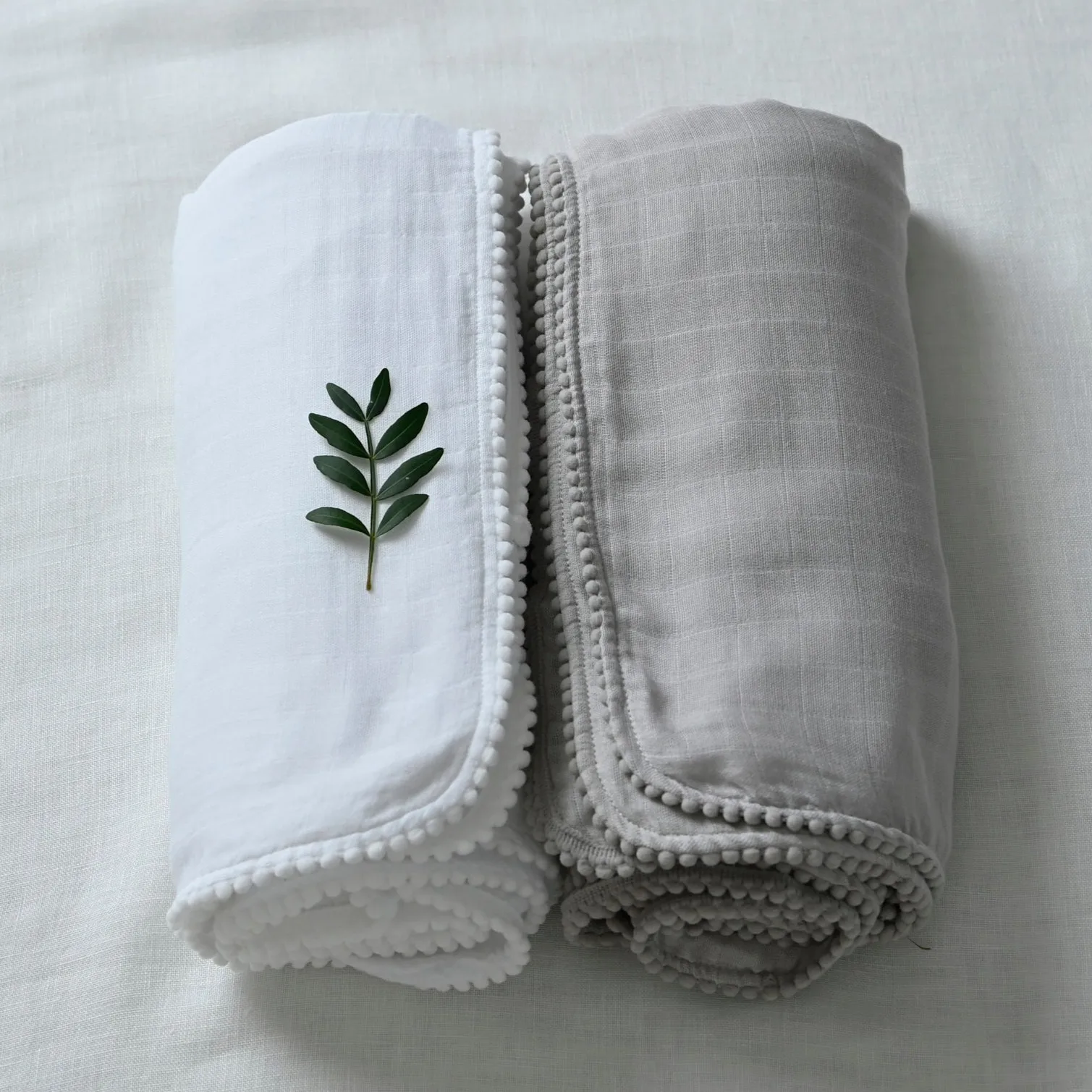 Plaid Pom Pom en mousseline 120x120 cm, lot de 2, Pearl & Dusty gray Jack o Juno