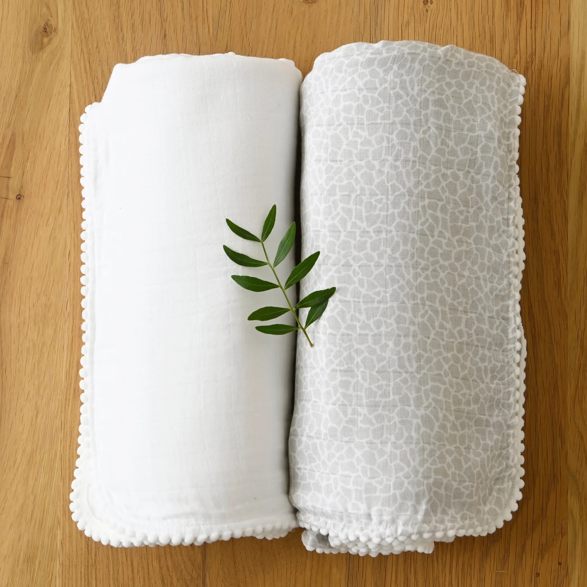 Plaid Pom Pom en mousseline 120x120 cm, lot de 2, Pearl & Giraffe gray Jack o Juno