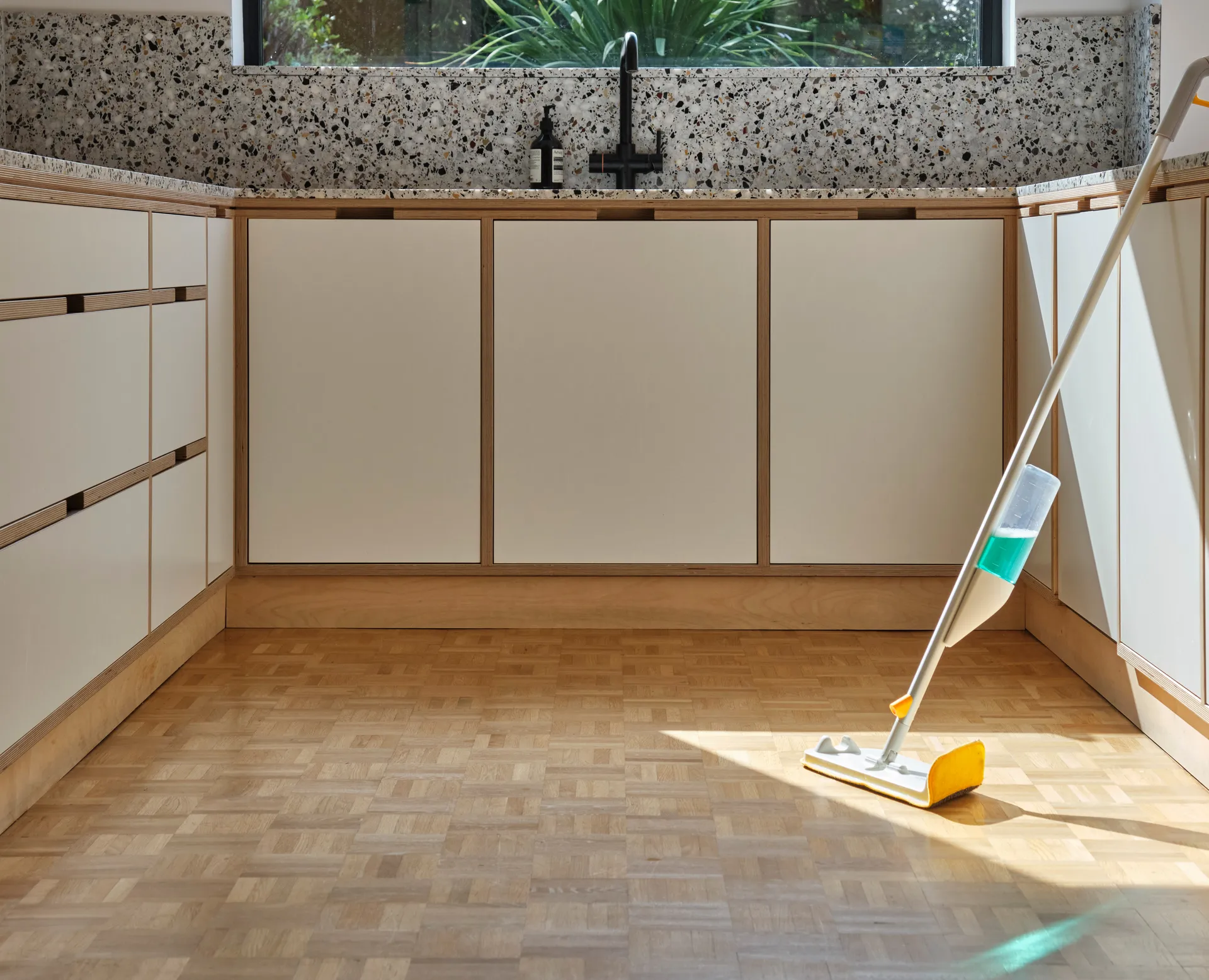 Balai-serpillère 2-en-1 avec tampon à récurer Cleantech, Light Stone Joseph Joseph