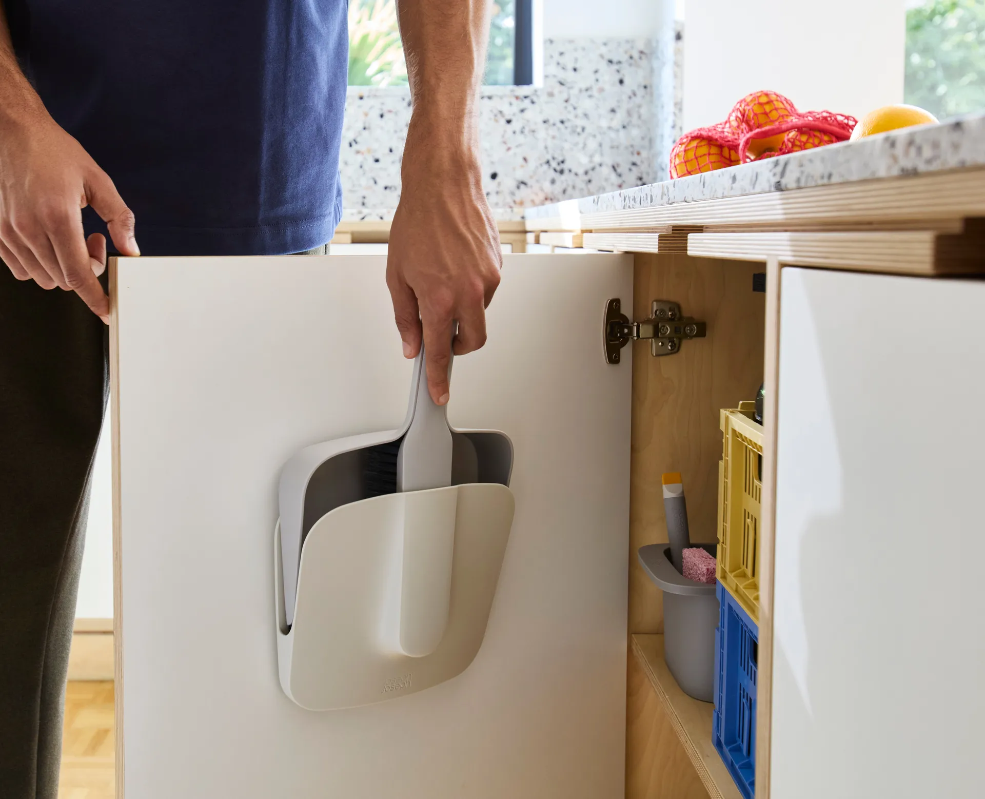 Balayette murale Cleantech avec pelle, Stone Joseph Joseph