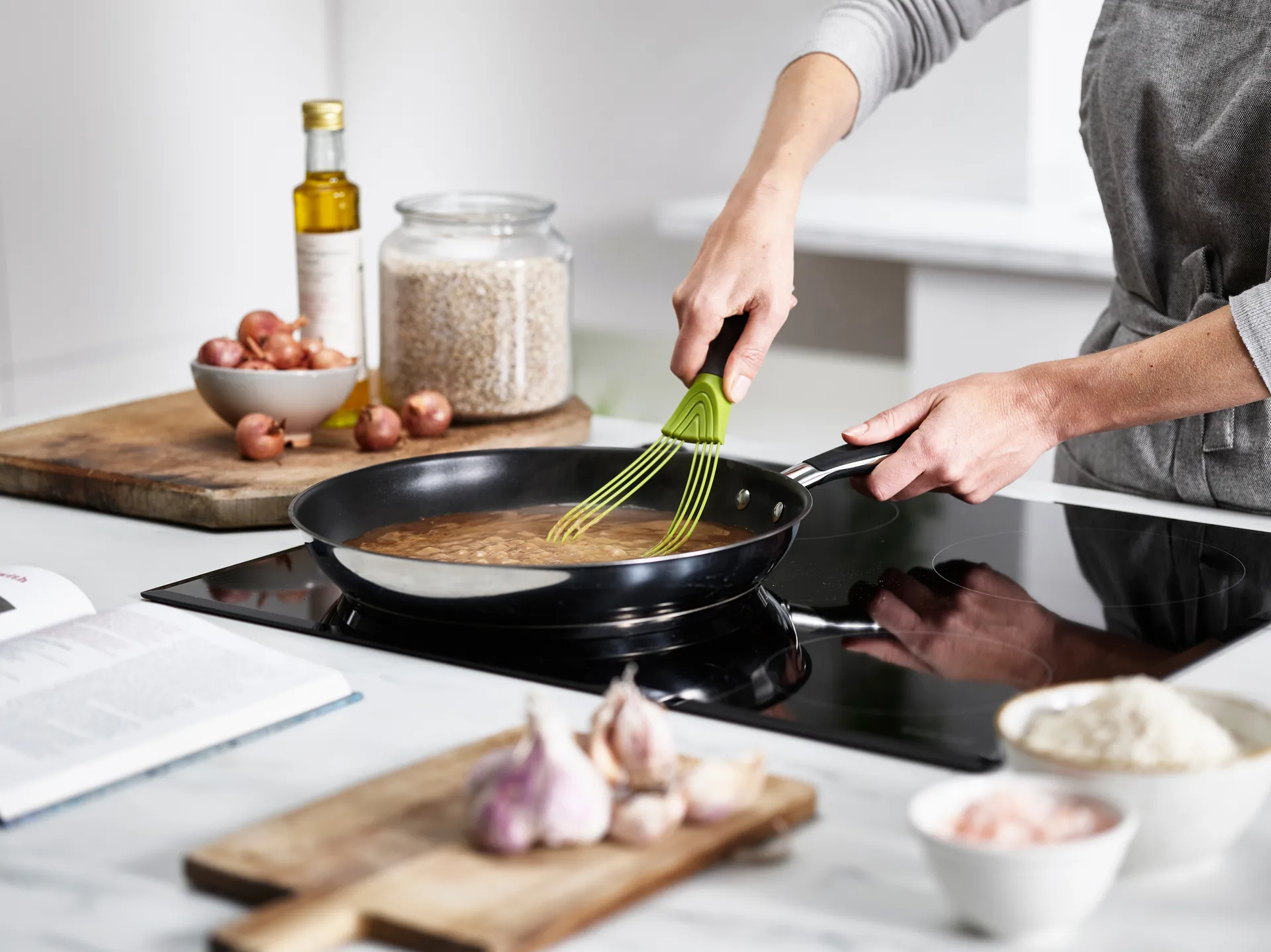 Fouet Twist 2-en-1, Vert-gris Joseph Joseph