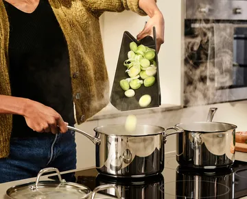 Planche à découper Chop2pot plus noire - Régulier - Joseph Joseph