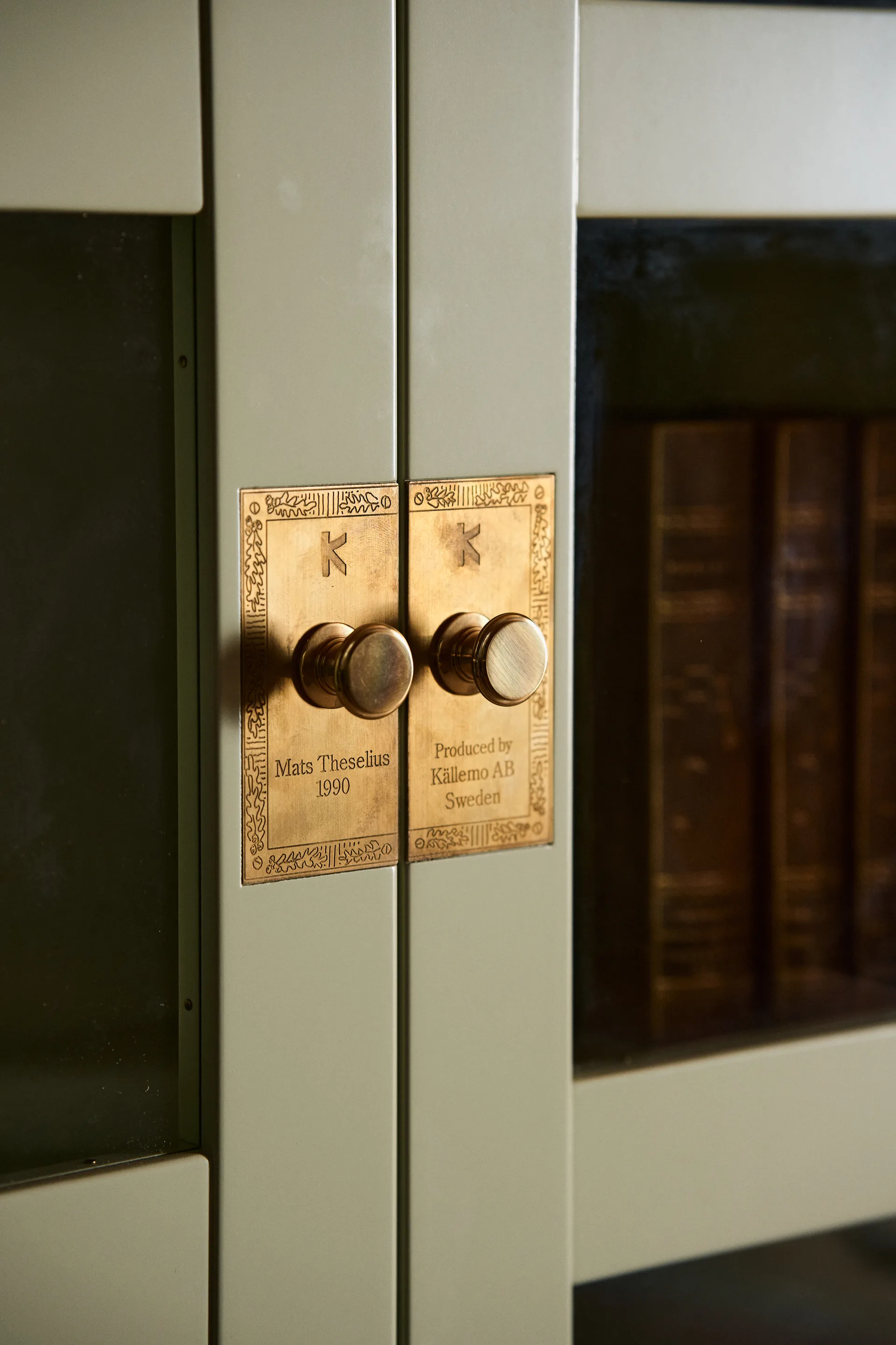 Bibliothèque National Geographic, Vert clair-socle chêne-laiton Källemo