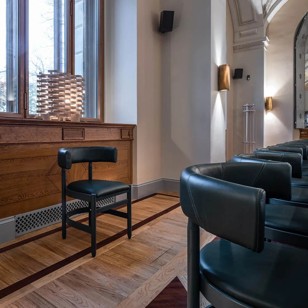 Fauteuil Botero, Cuir Tärnsjö 8175 noir-piètement frêne noir Källemo