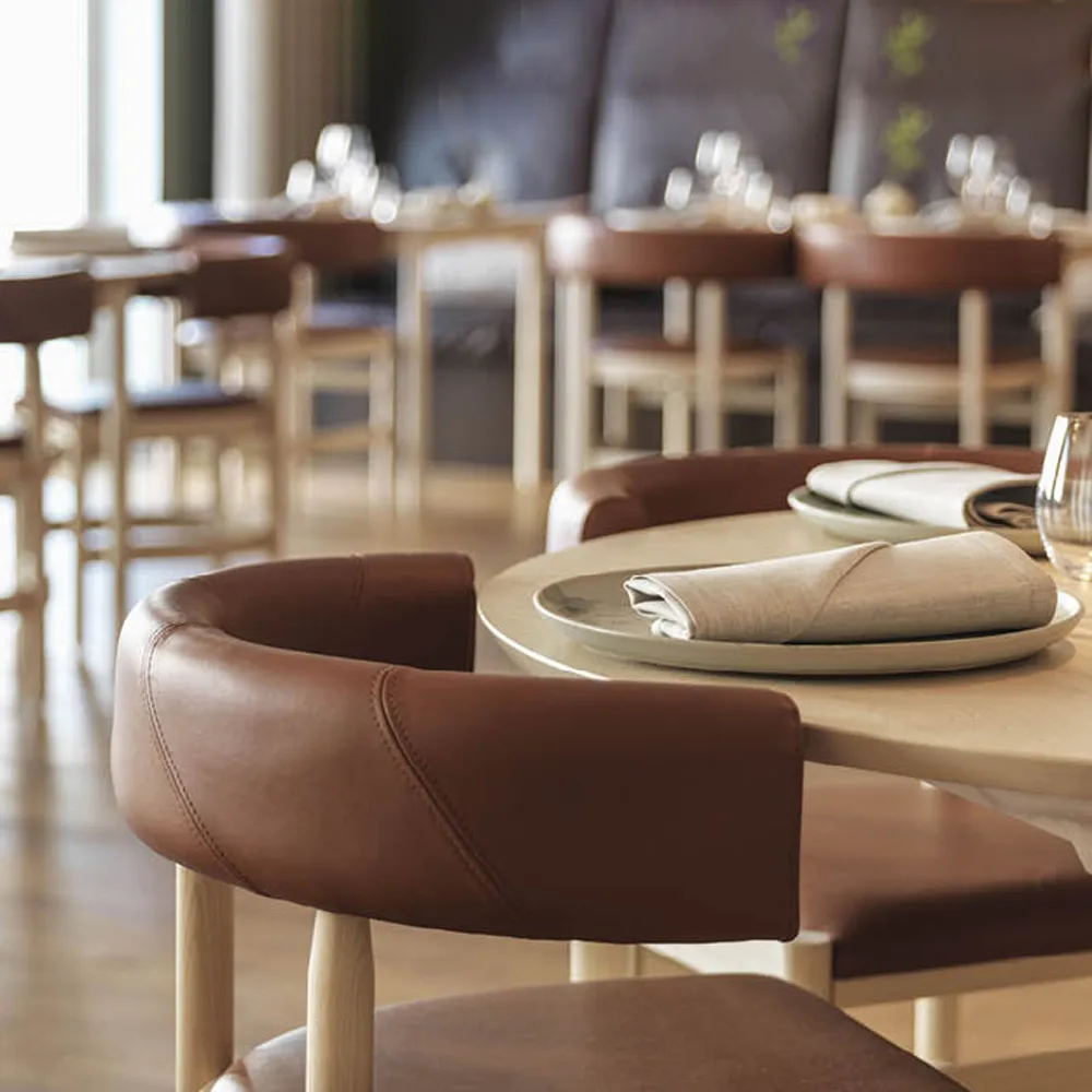 Fauteuil Botero, Tärnsjö rouge-piètement frêne rouge Källemo