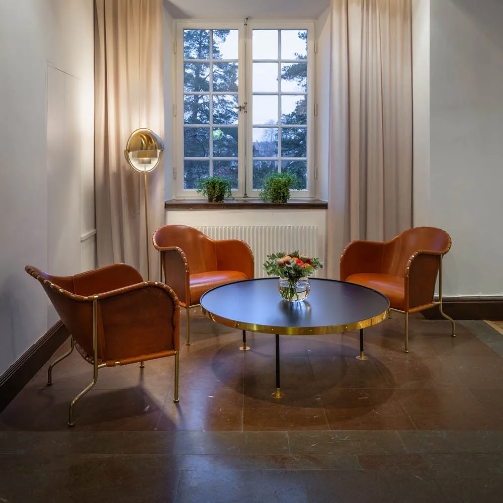 Fauteuil Bruno, Cuir pleine fleur cognac-piètement laiton Källemo