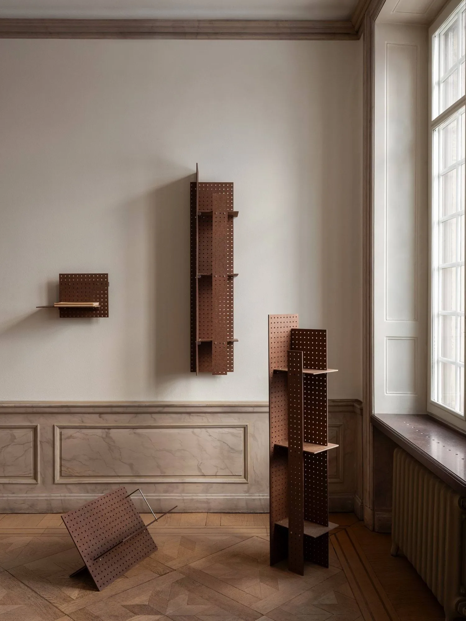 Porte-livres FF01 The Perforated Furniture, Masonite-noyer, 53x33x54 Källemo Porte-livres FF01 The Perforated Furniture, Masonite-noyer, 53x33x54 Källemo