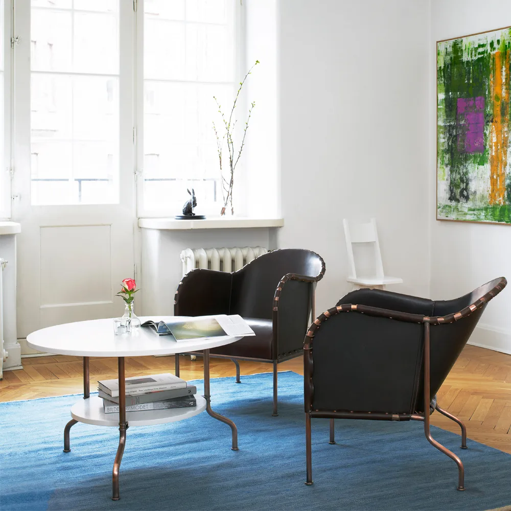 Table Sven, Chêne laqué noir-piètement traité cuivre, Ø80 cm Källemo