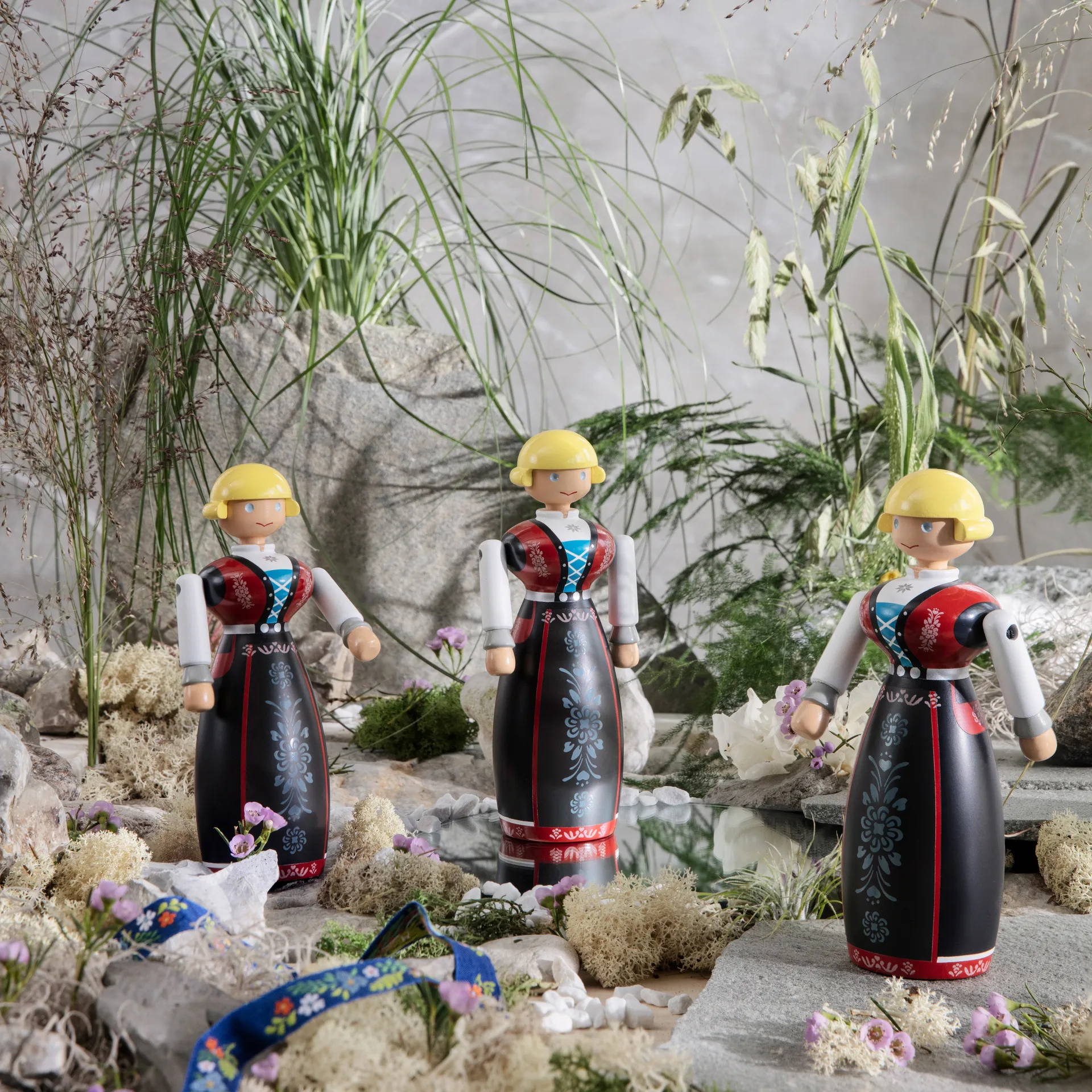 Femme en habits traditionnels norvégiens de Kay Bojesen, Noir-rouge-blanc Kay Bojesen Denmark