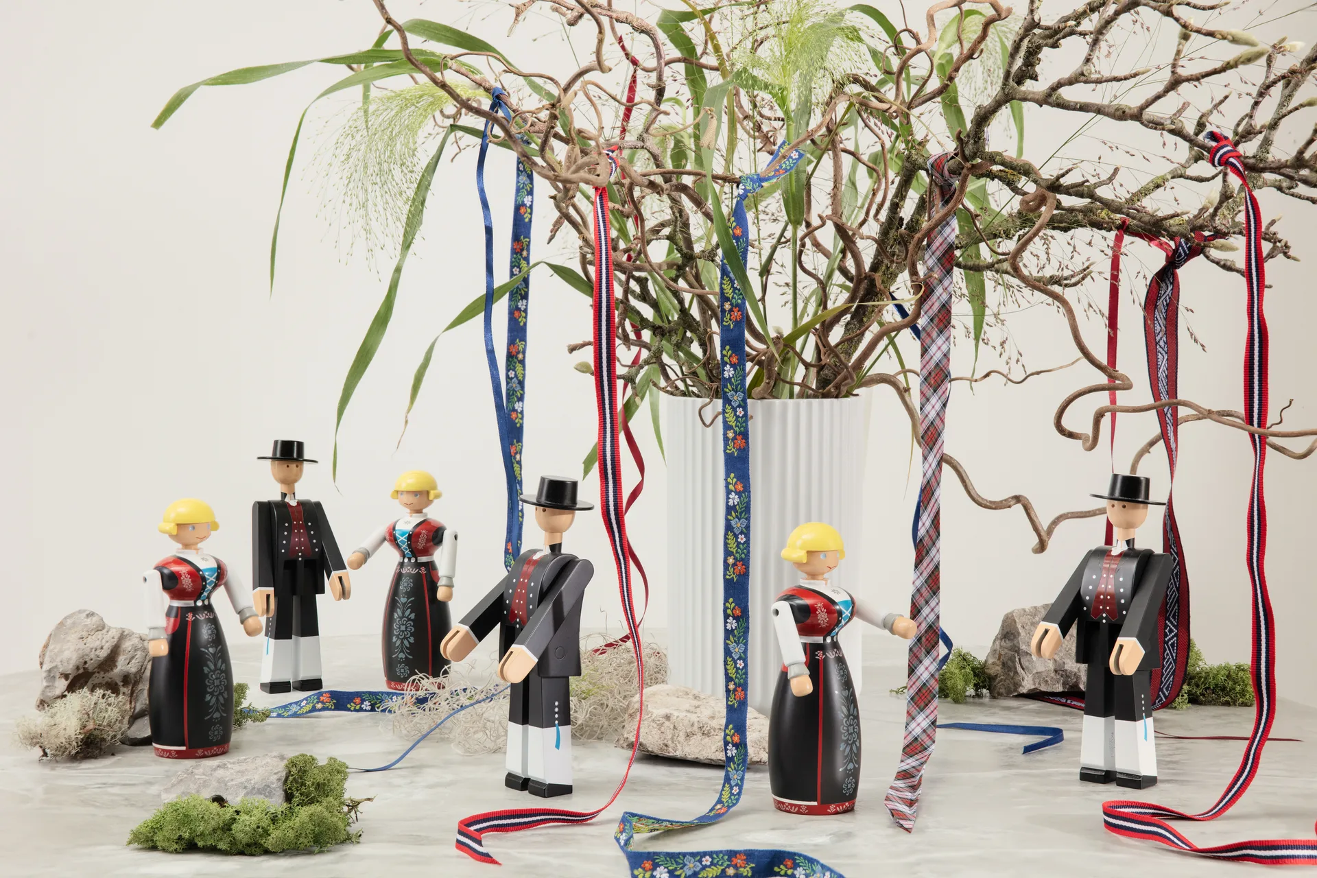 Femme en habits traditionnels norvégiens de Kay Bojesen, Noir-rouge-blanc Kay Bojesen Denmark