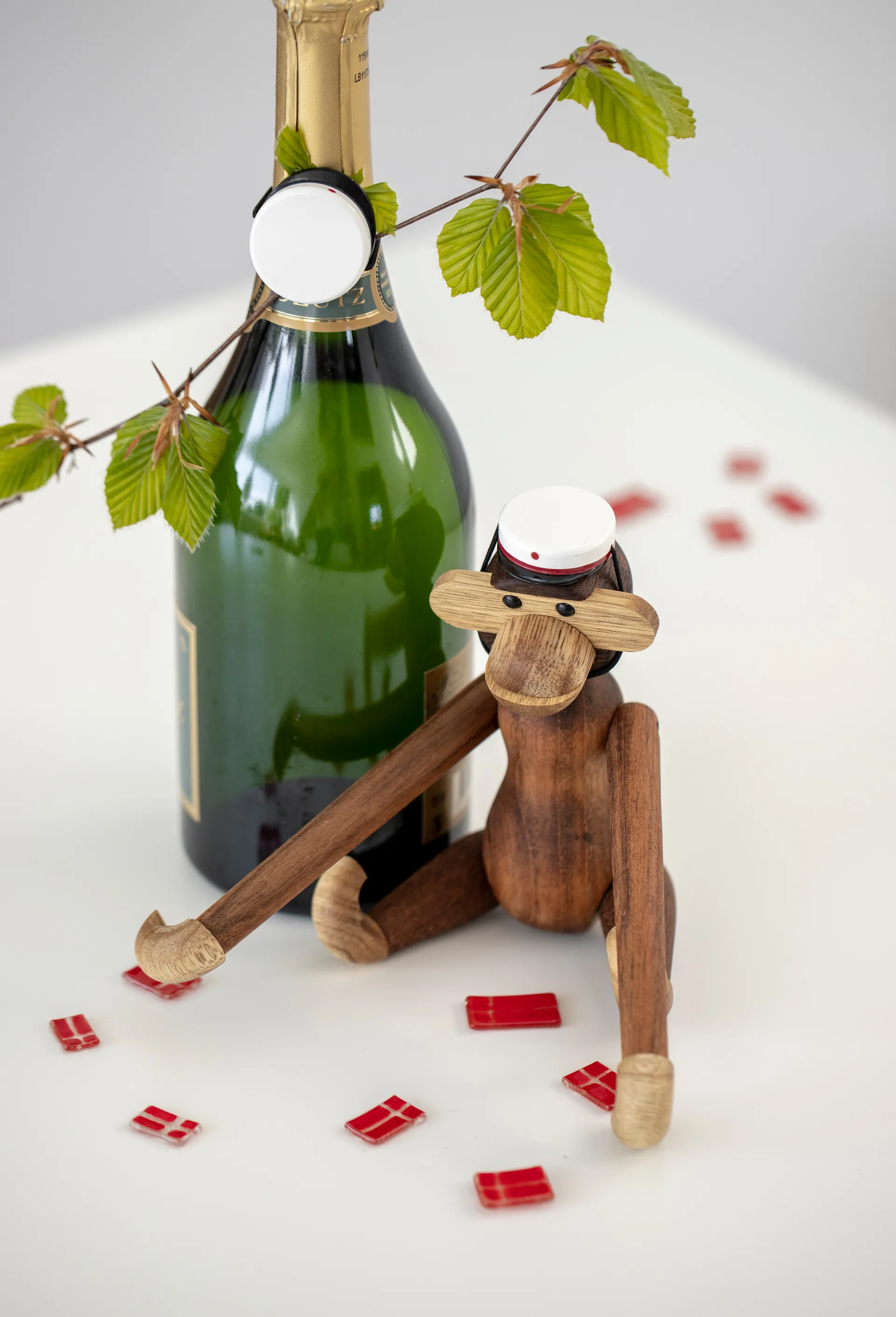 Singe en bois Kay Bojesen avec son chapeau de diplômé rouge,  Kay Bojesen Denmark