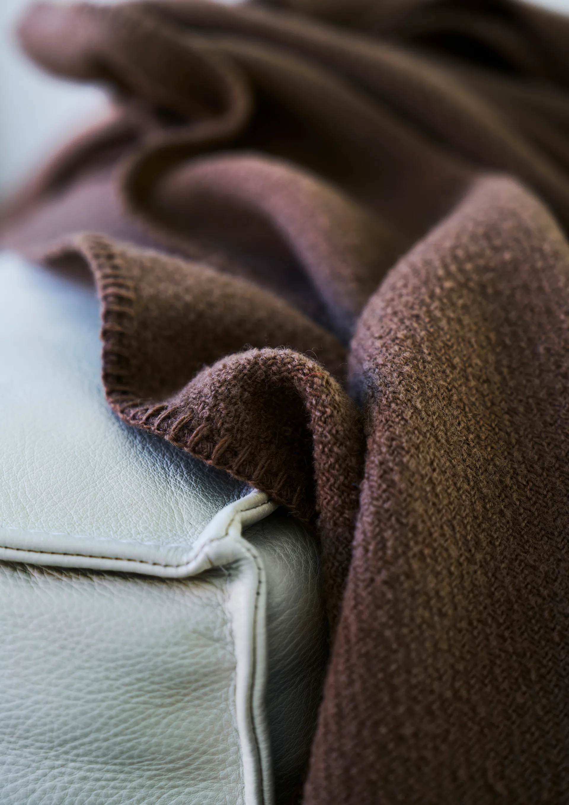 Couverture Bouclé en laine 140x200 cm, Mocha mousse Klippan Yllefabrik