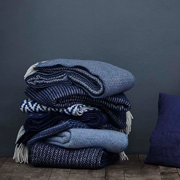 Plaid en laine Chevron, Bleu foncé Klippan Yllefabrik