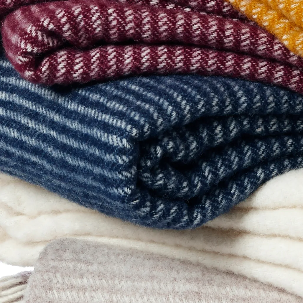 Plaid en laine Ralph, bleu marine Klippan Yllefabrik