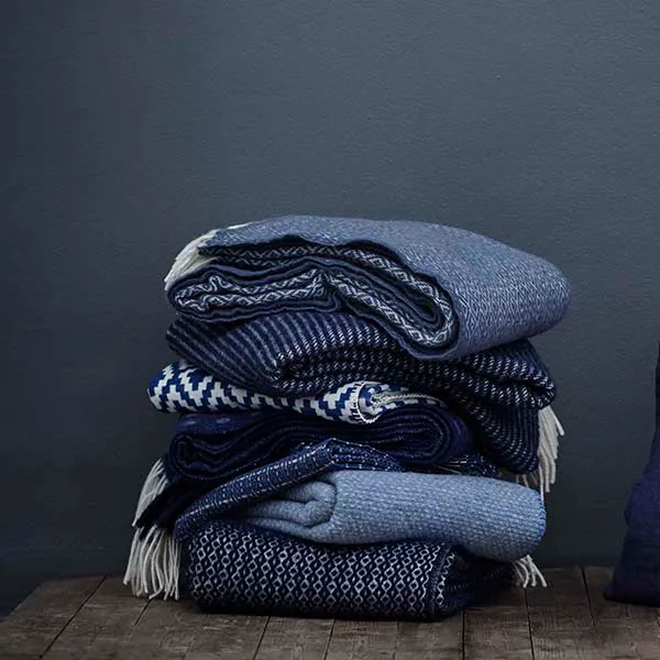 Plaid en laine Velvet, bleu pétrole Klippan Yllefabrik