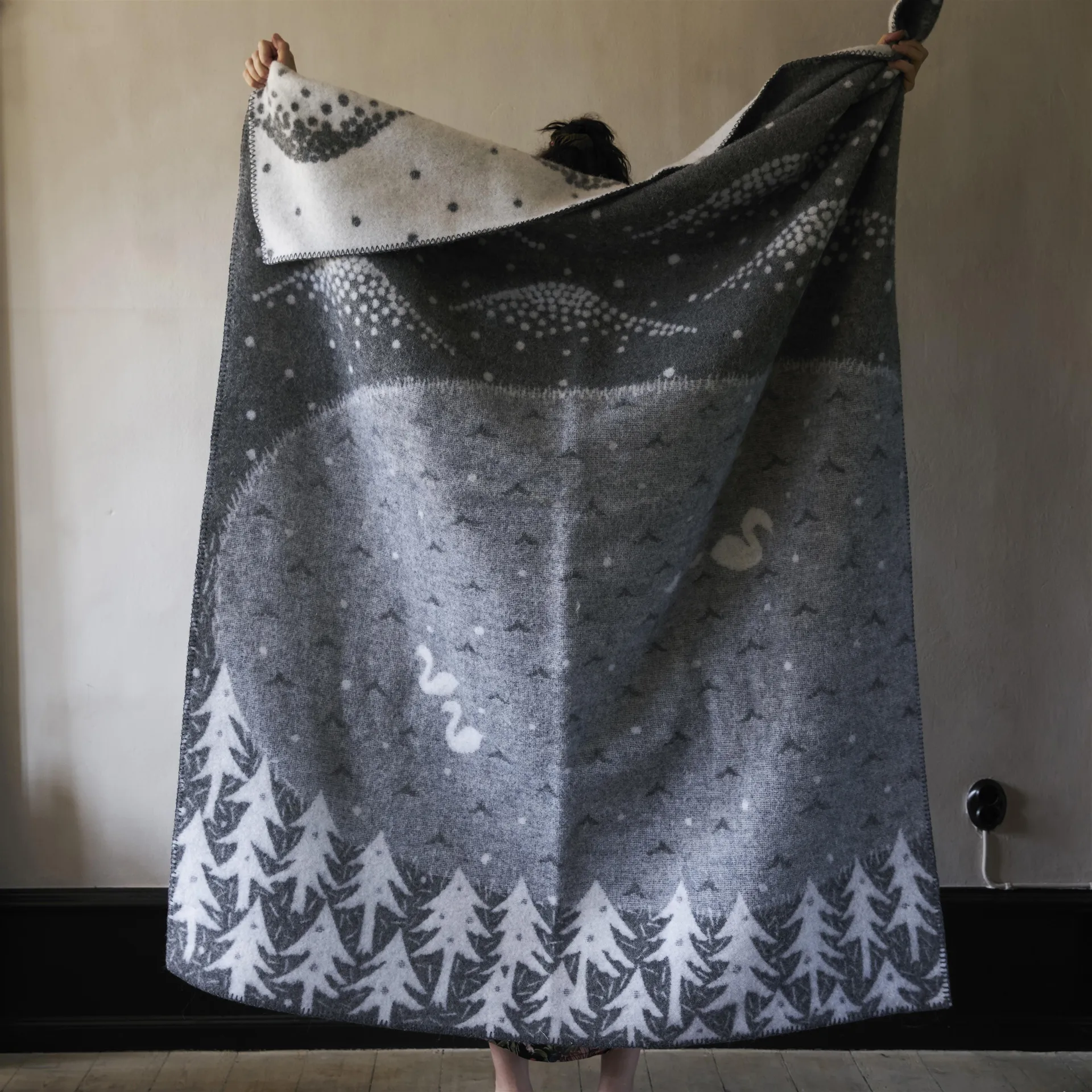 Plaid Lake in the valley, gris Klippan Yllefabrik