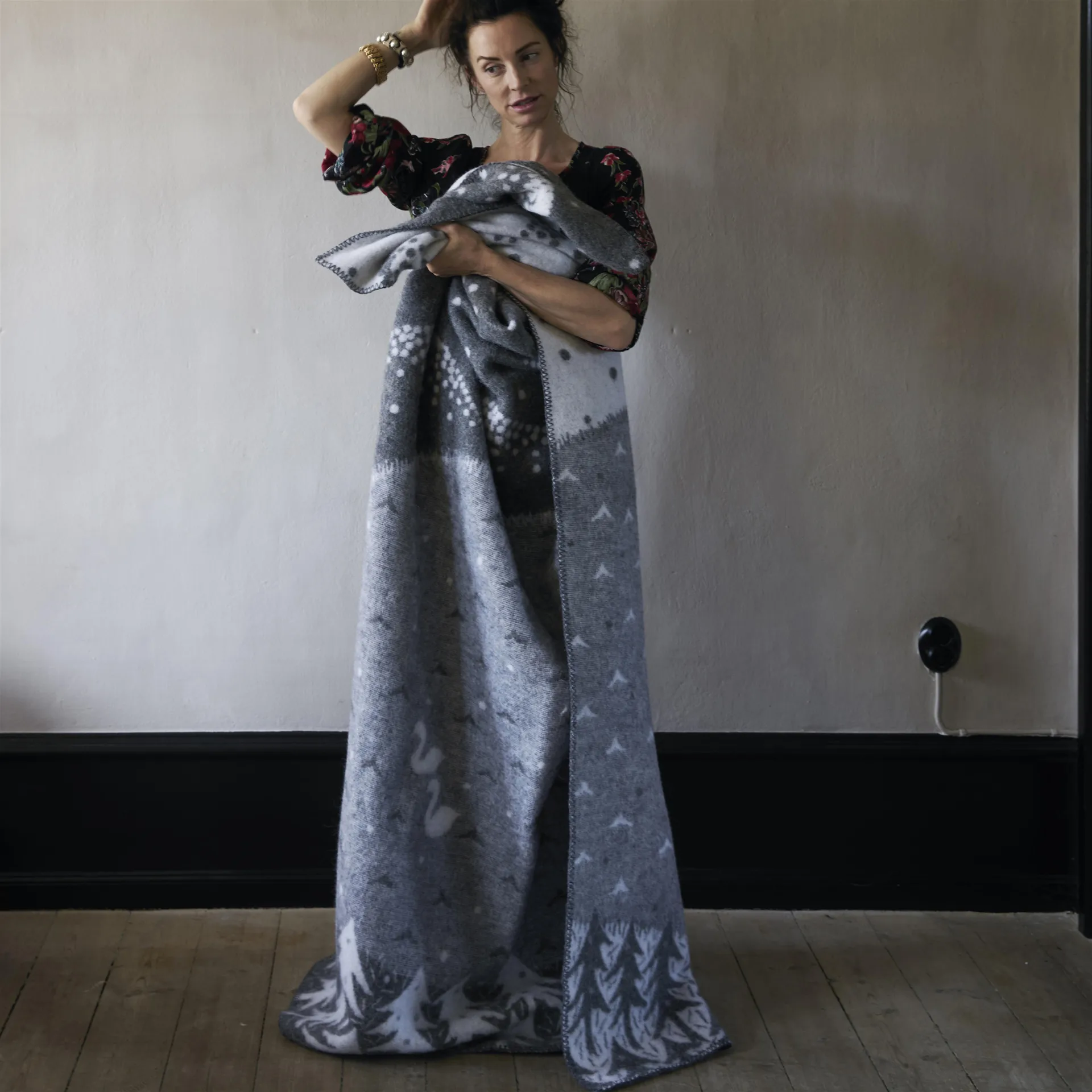 Plaid Lake in the valley, gris Klippan Yllefabrik