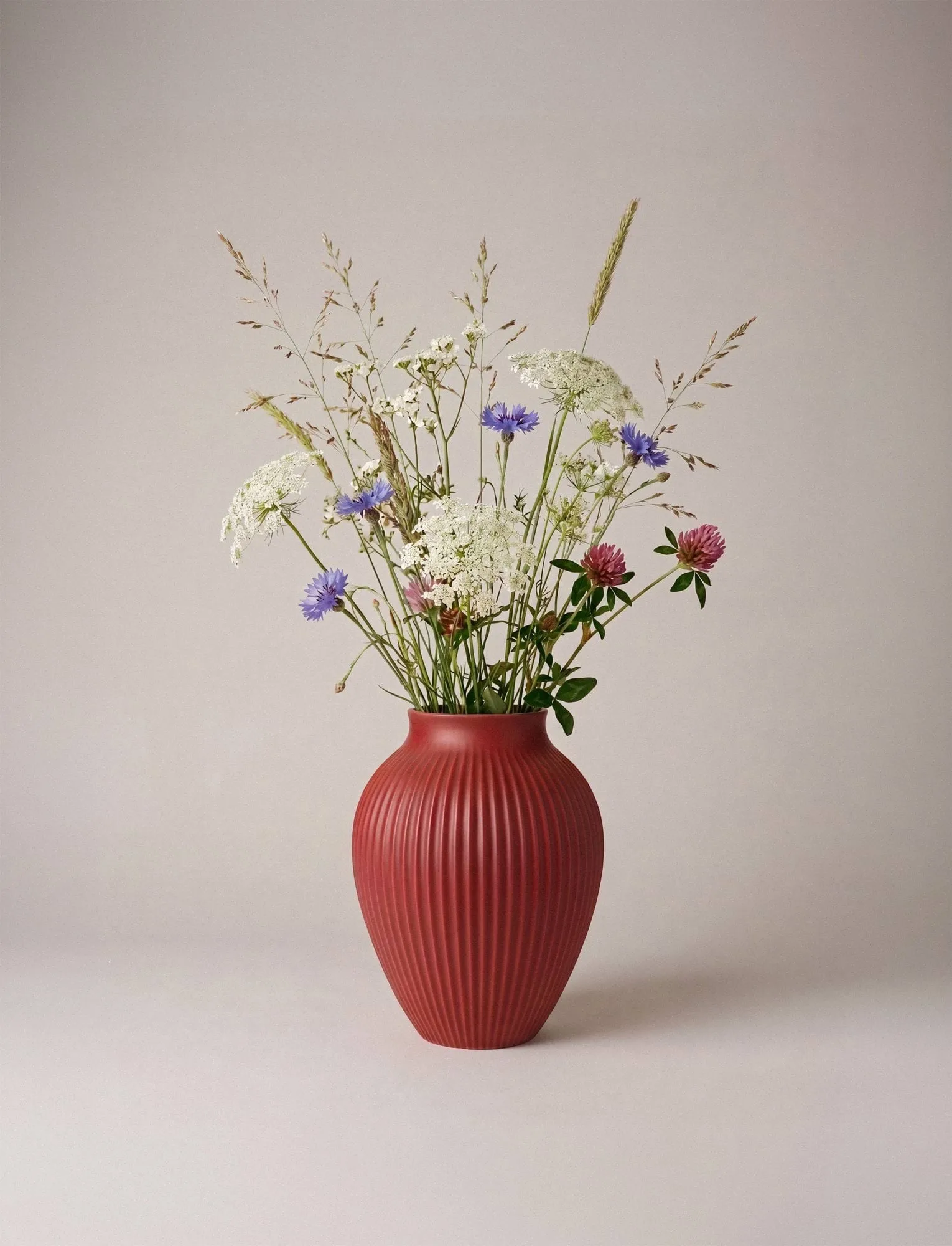 Vase strié Knabstrup 20 cm, rouge cerise doux Knabstrup Keramik