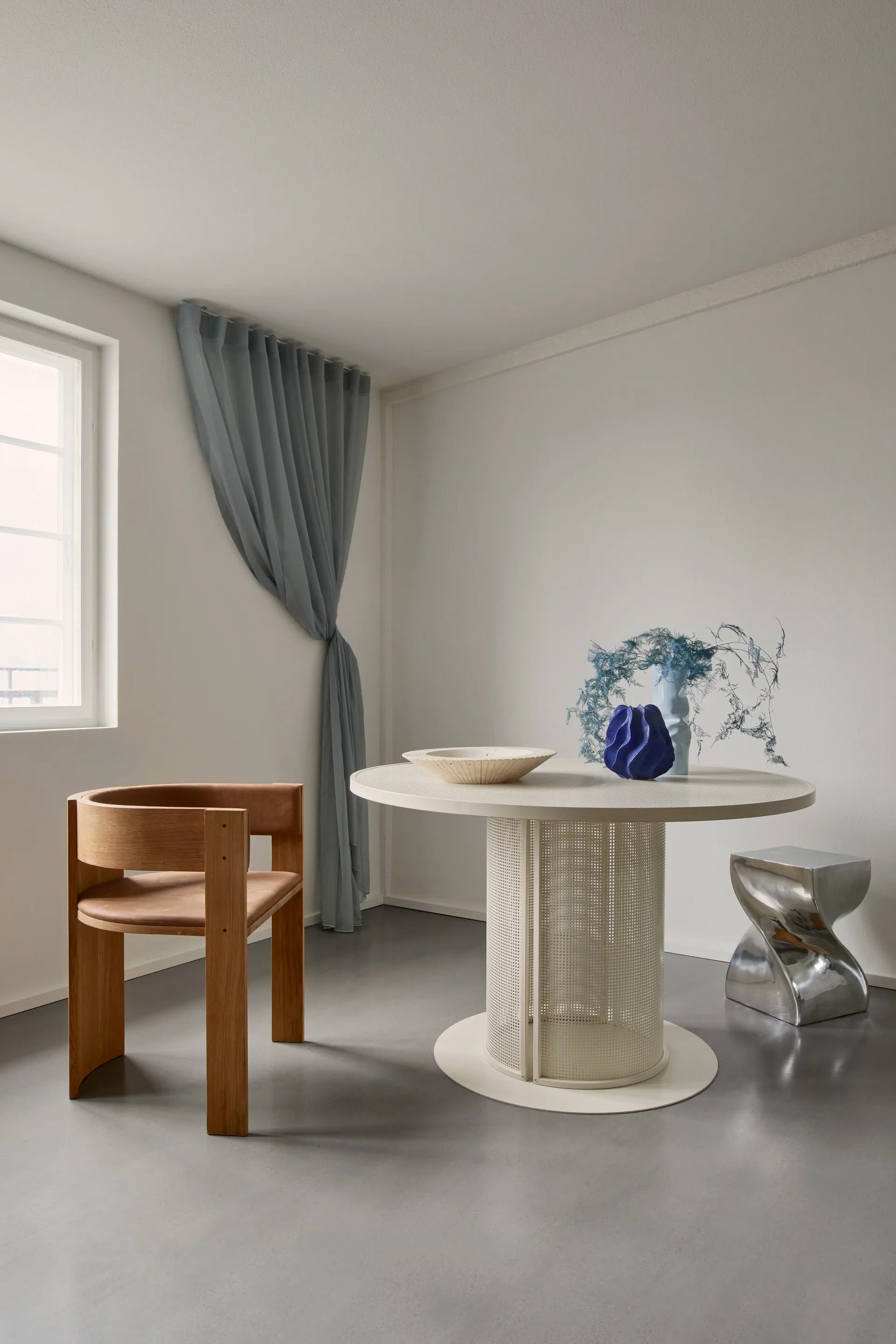 Chaise Collector, Chêne verni chaud-cuir cognac Kristina Dam Studio