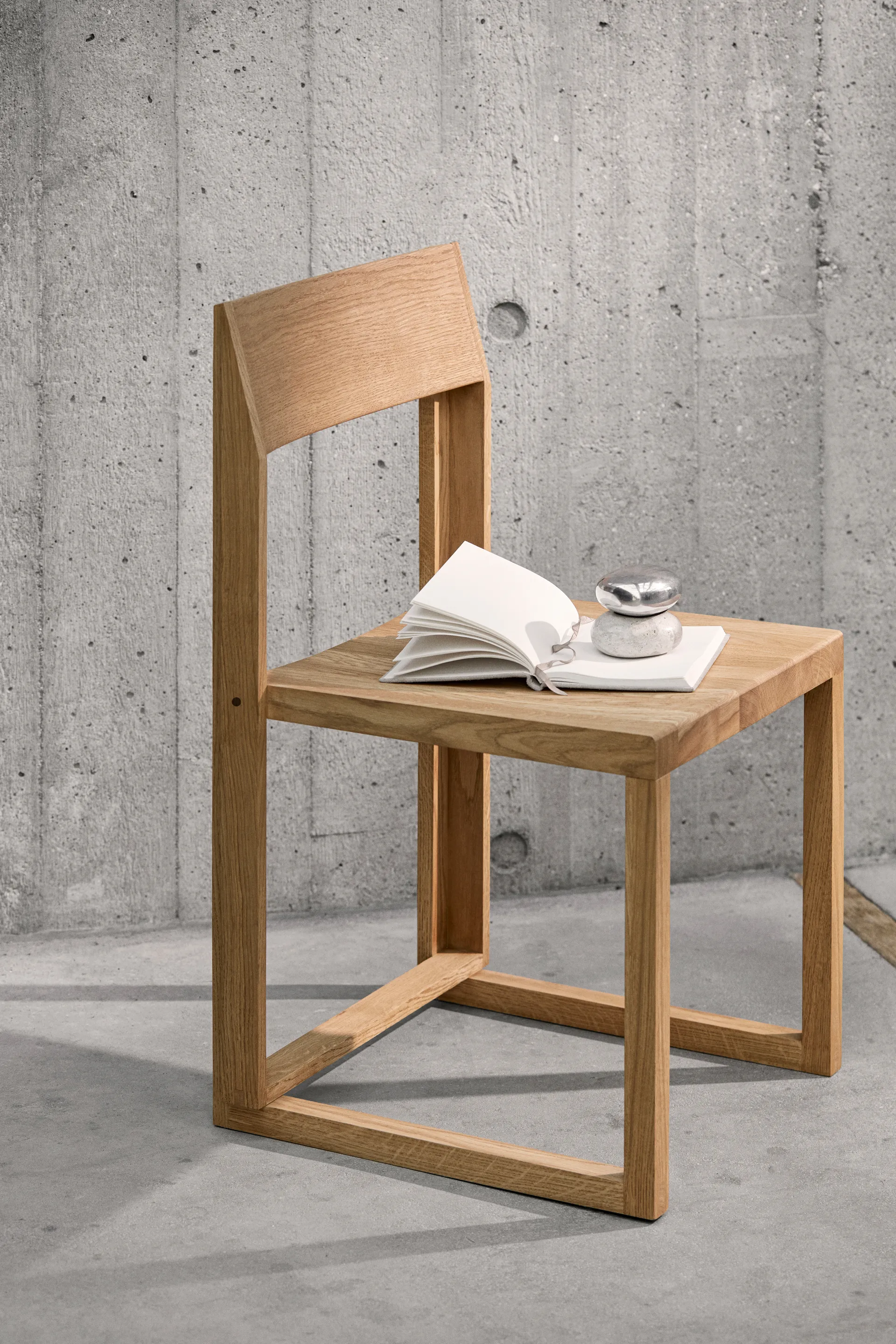 Chaise Outline, Chêne-noyer laqué chaud Kristina Dam Studio