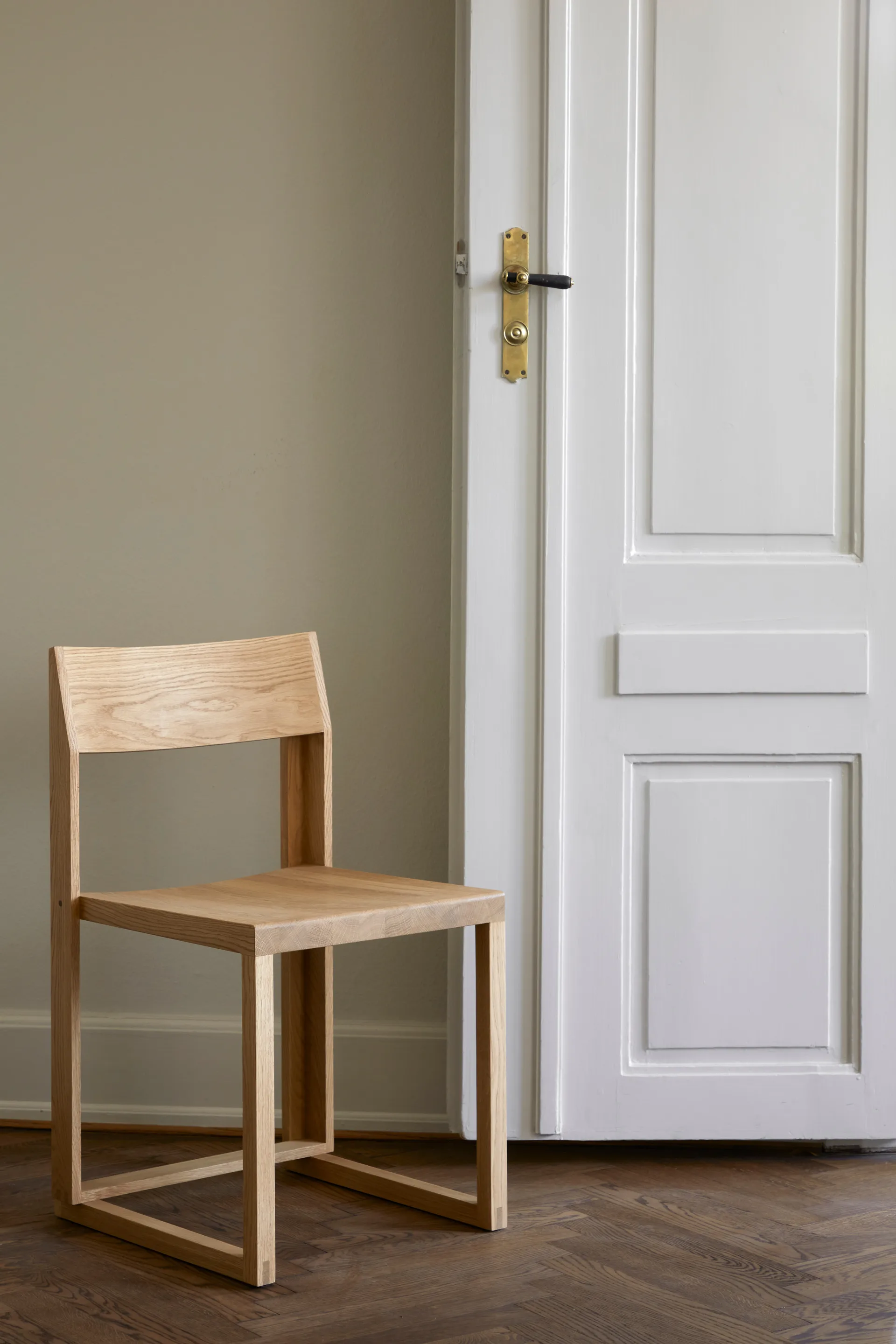 Chaise Outline, Chêne-noyer laqué chaud Kristina Dam Studio