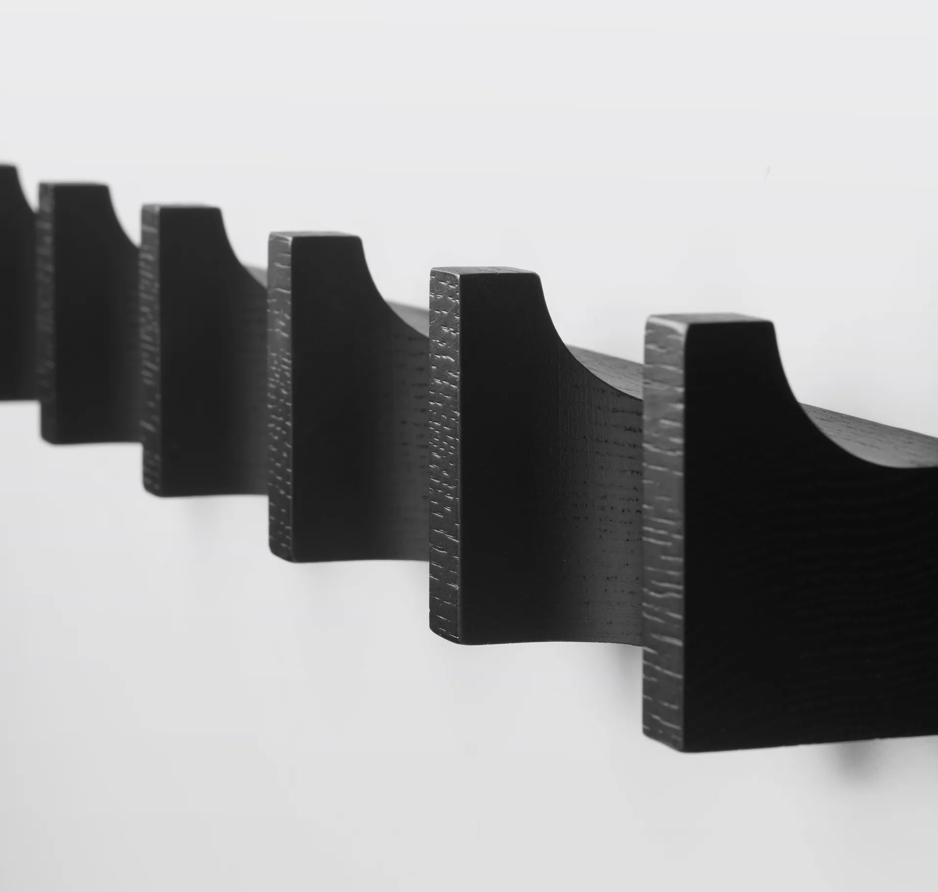 Column portemanteau 49 cm, Chêne laqué noir Kristina Dam Studio