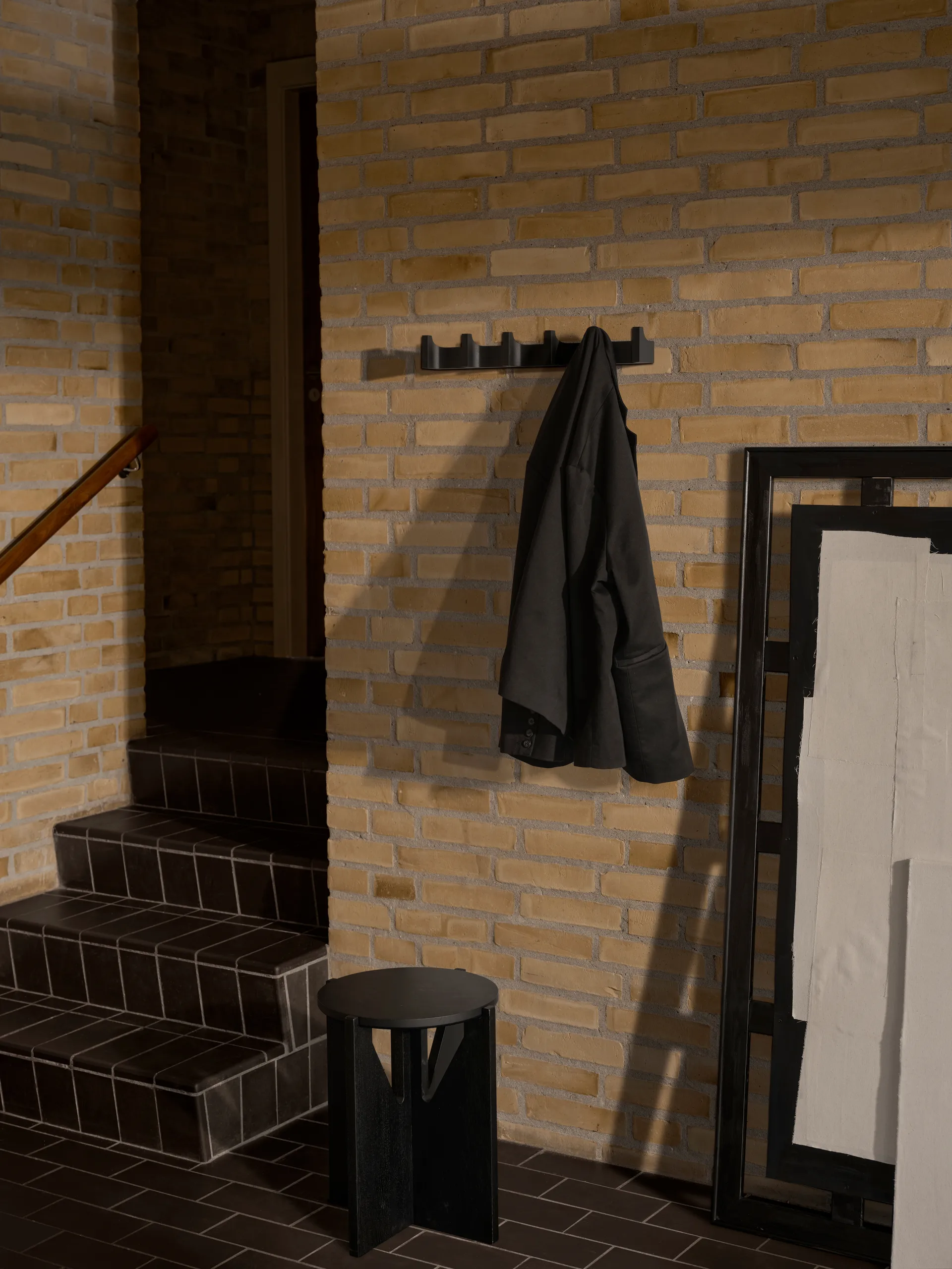 Column portemanteau 49 cm, Chêne laqué noir Kristina Dam Studio