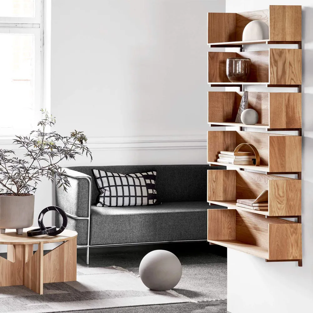 Étagère murale Stack, oak, consoles en noyer huilé foncé Kristina Dam Studio