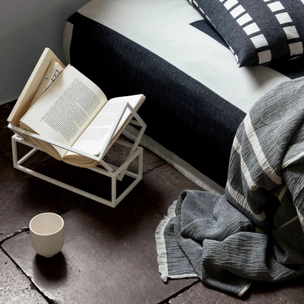 Range-livre Book Keeper, black Kristina Dam Studio