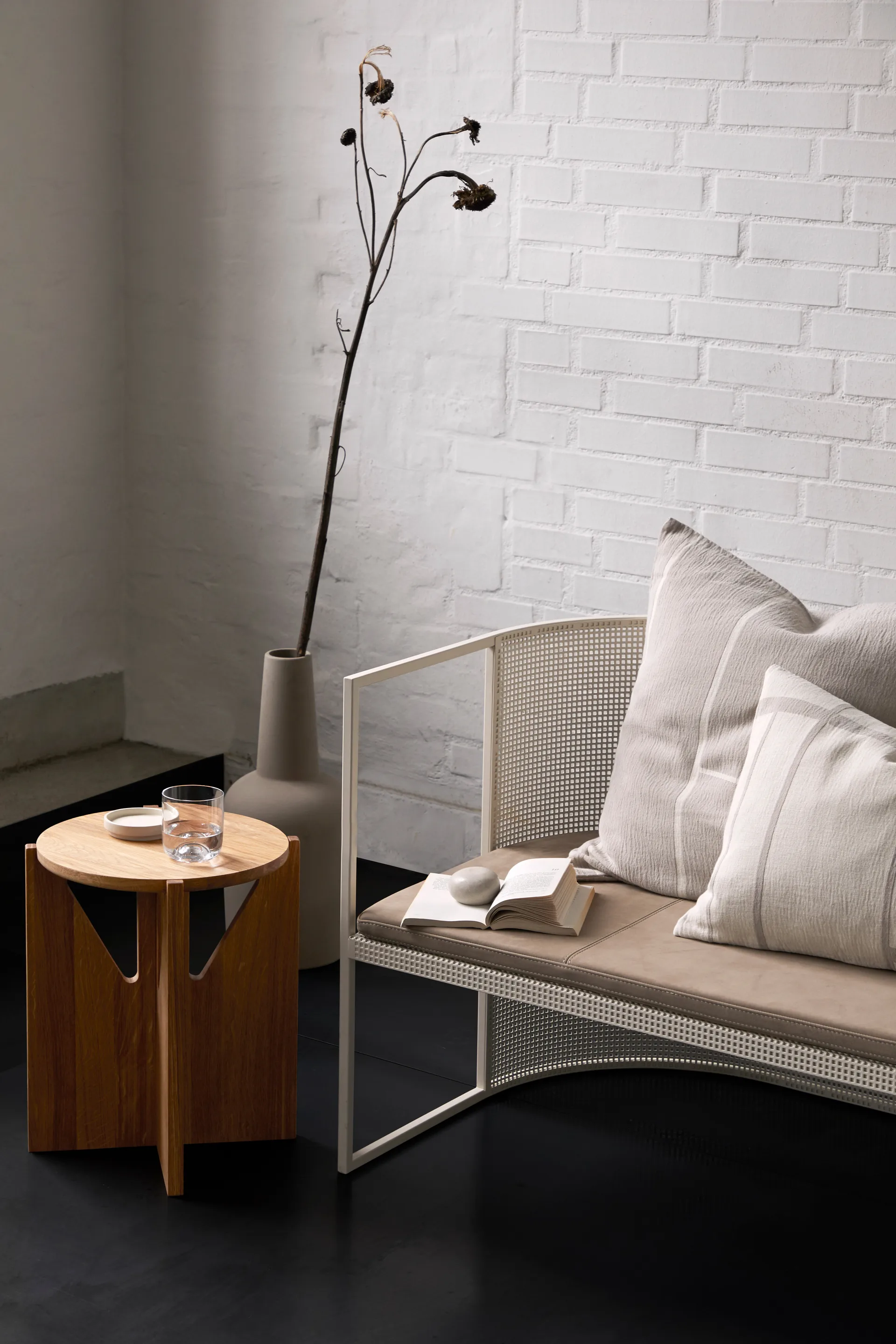 Simple tabouret rond Ø36 cm, Chêne verni chaud Kristina Dam Studio