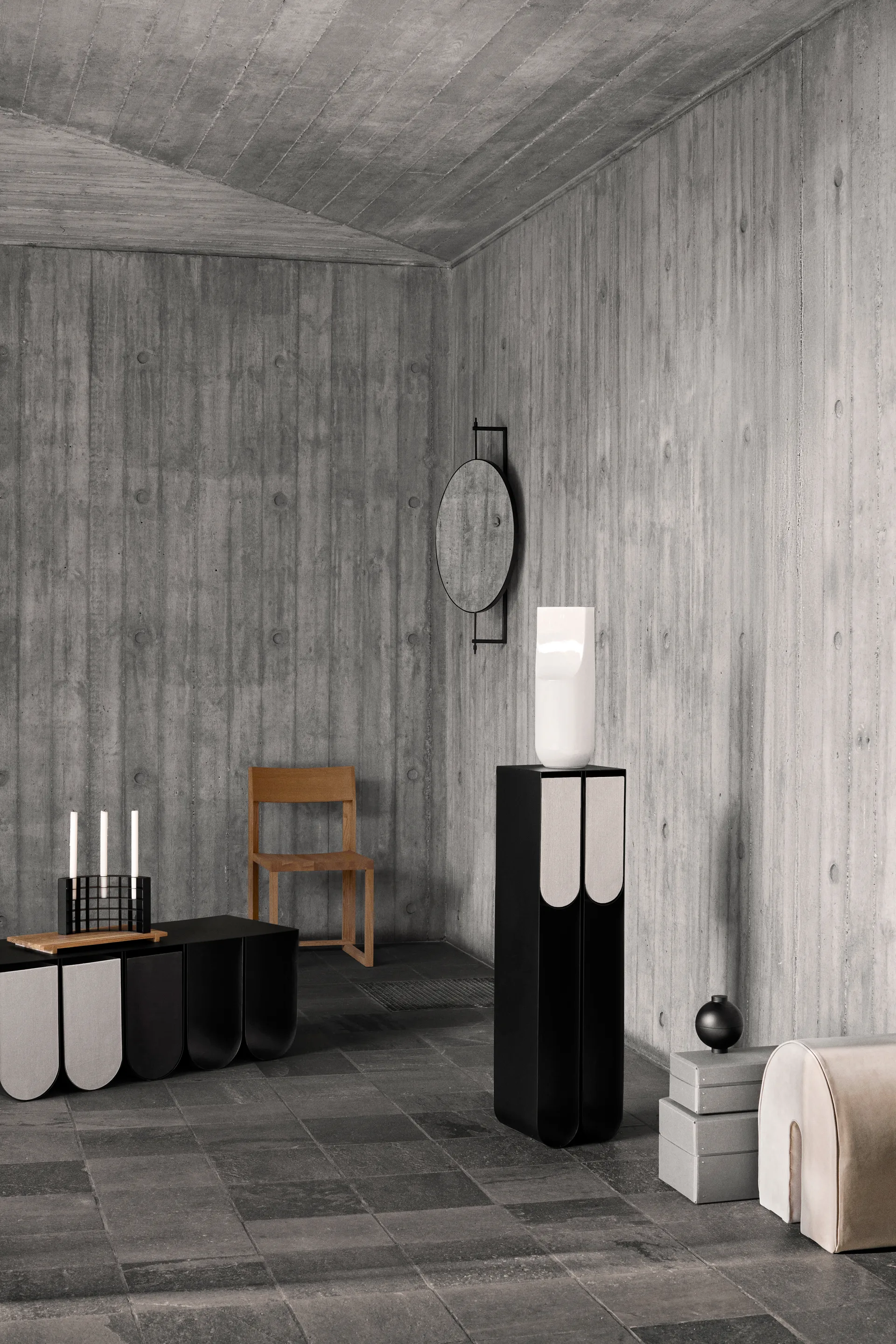 Socle incurvé, Black Kristina Dam Studio