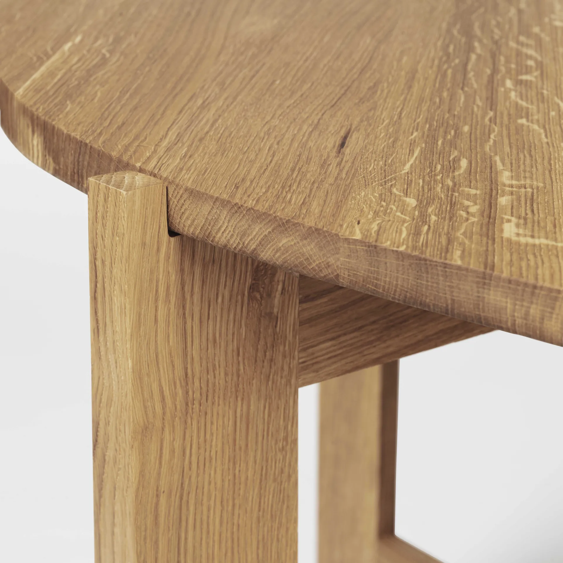 Table à manger Collector Ø120x74 cm, Chêne laqué chaud Kristina Dam Studio