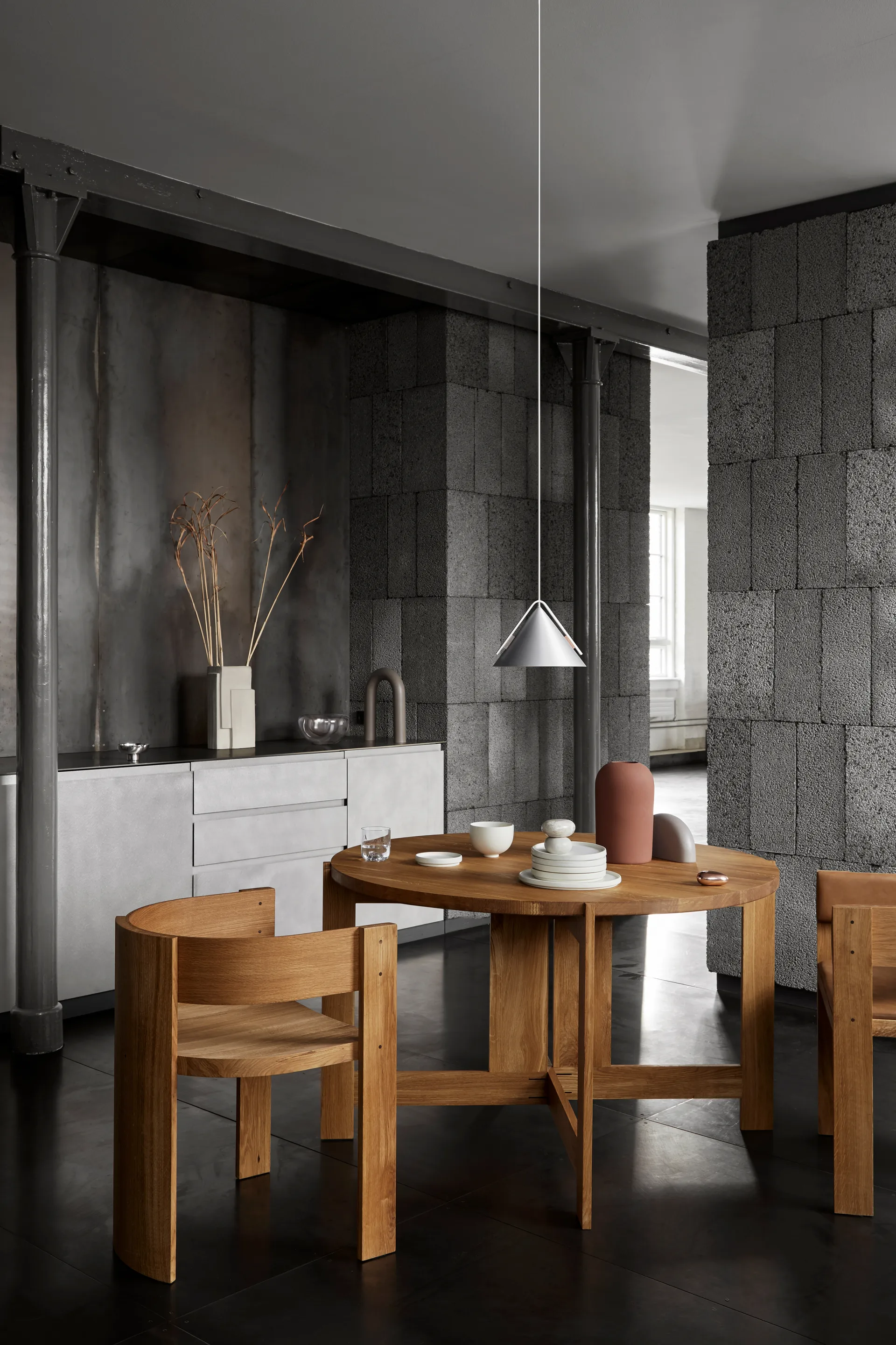 Table à manger Collector Ø120x74 cm, Chêne laqué chaud Kristina Dam Studio