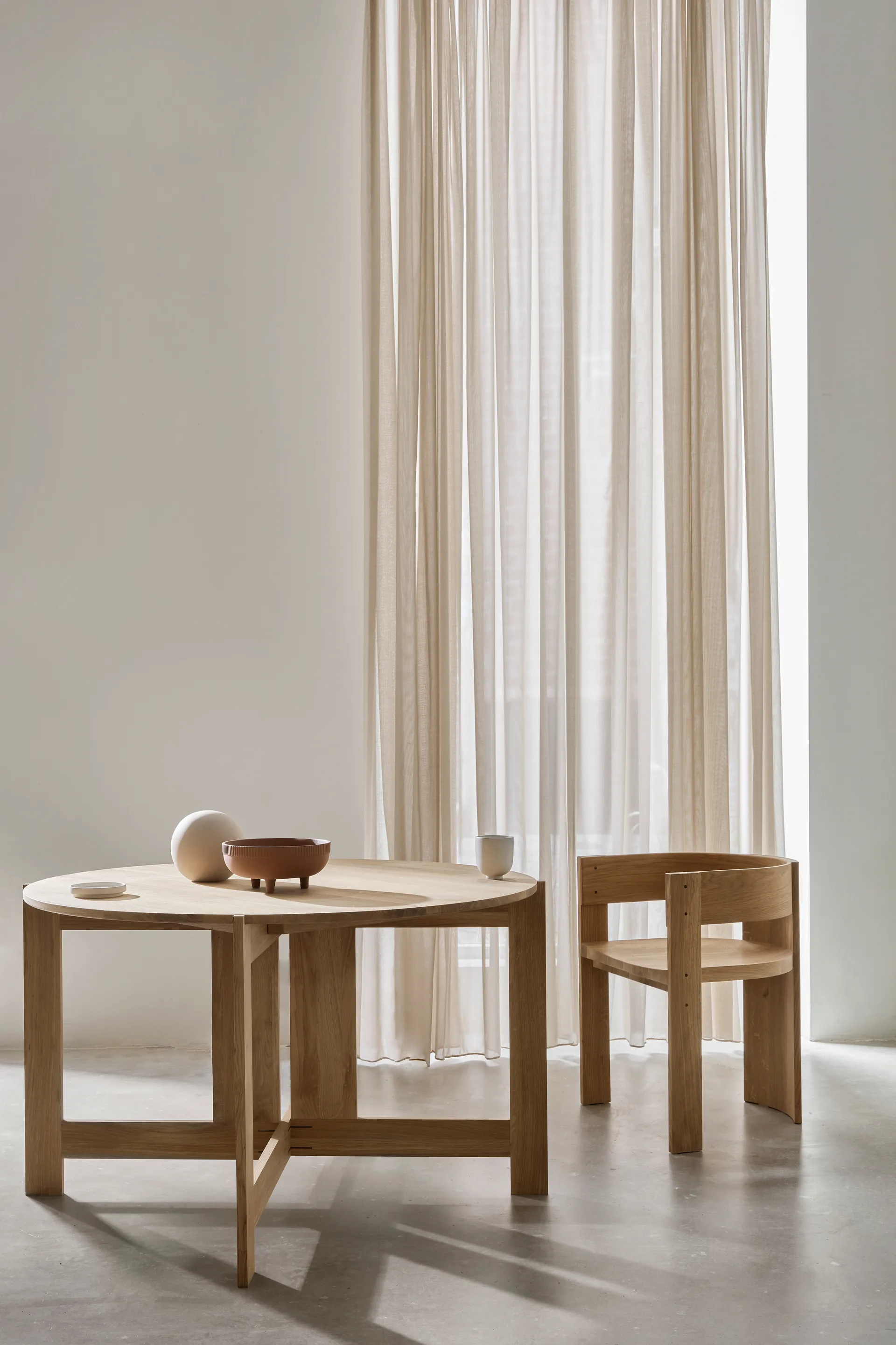 Table à manger Collector Ø120x74 cm, Chêne laqué chaud Kristina Dam Studio